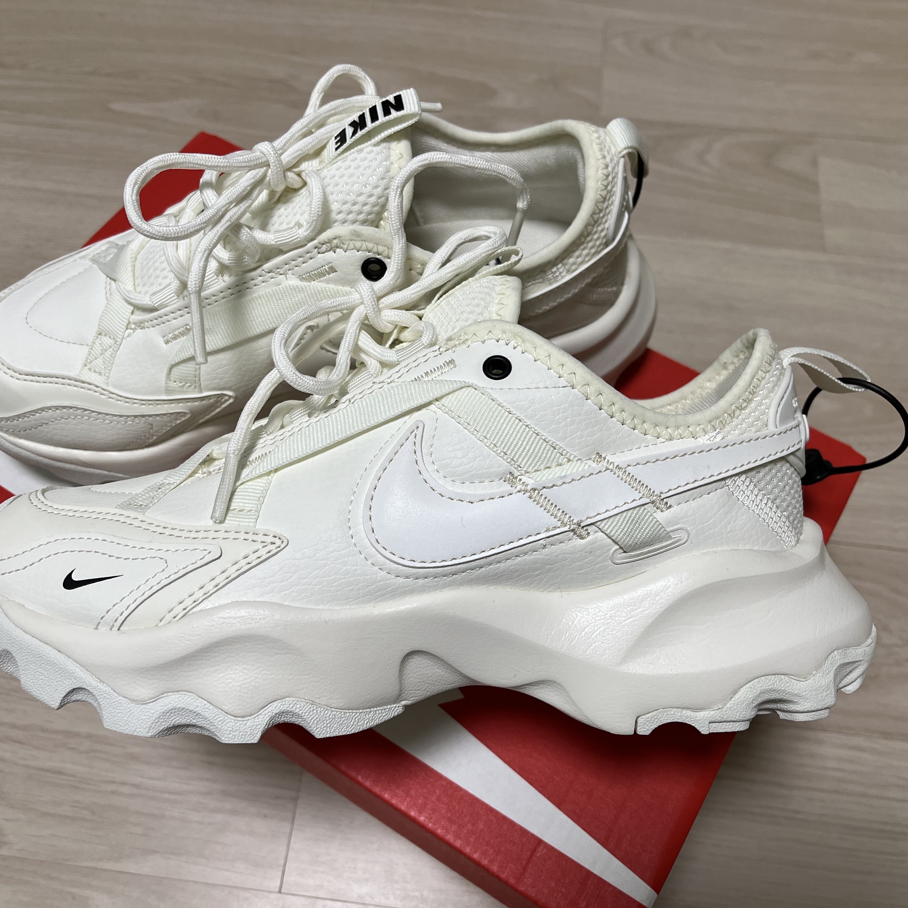(W) Nike TC 7900 Summit White 착용 스타일 - 1