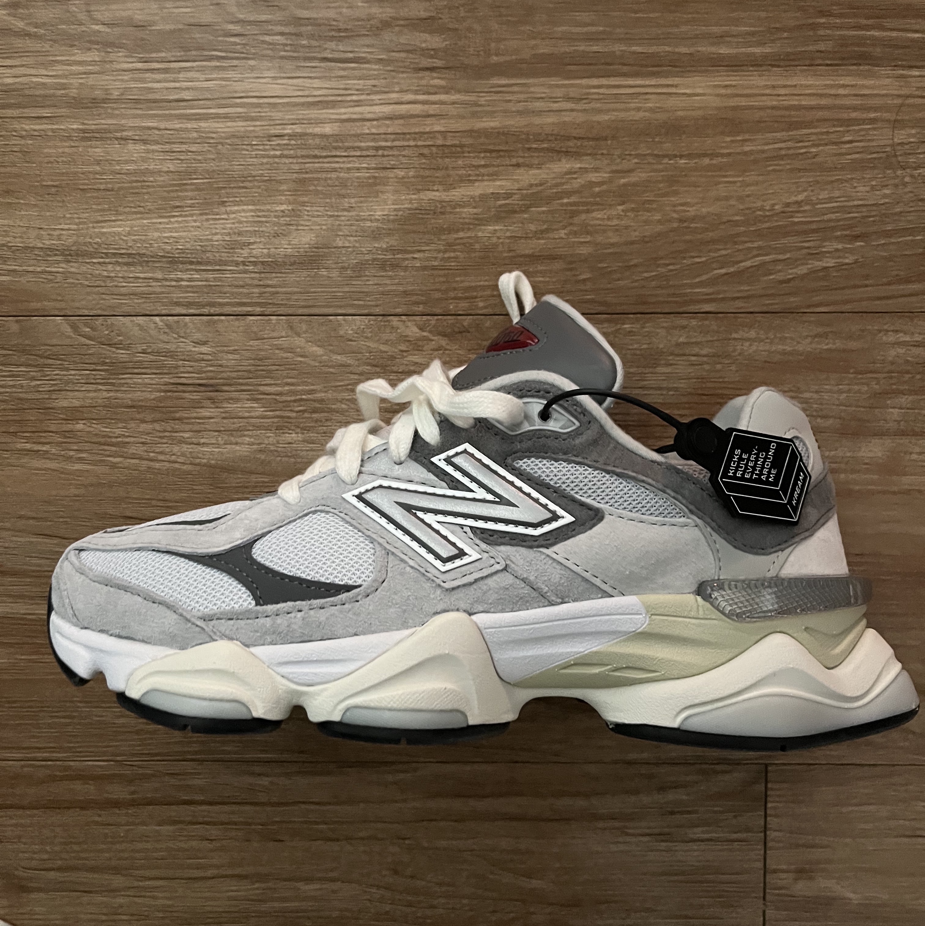 New Balance 9060 Rain Cloud Castlerock 착용 스타일