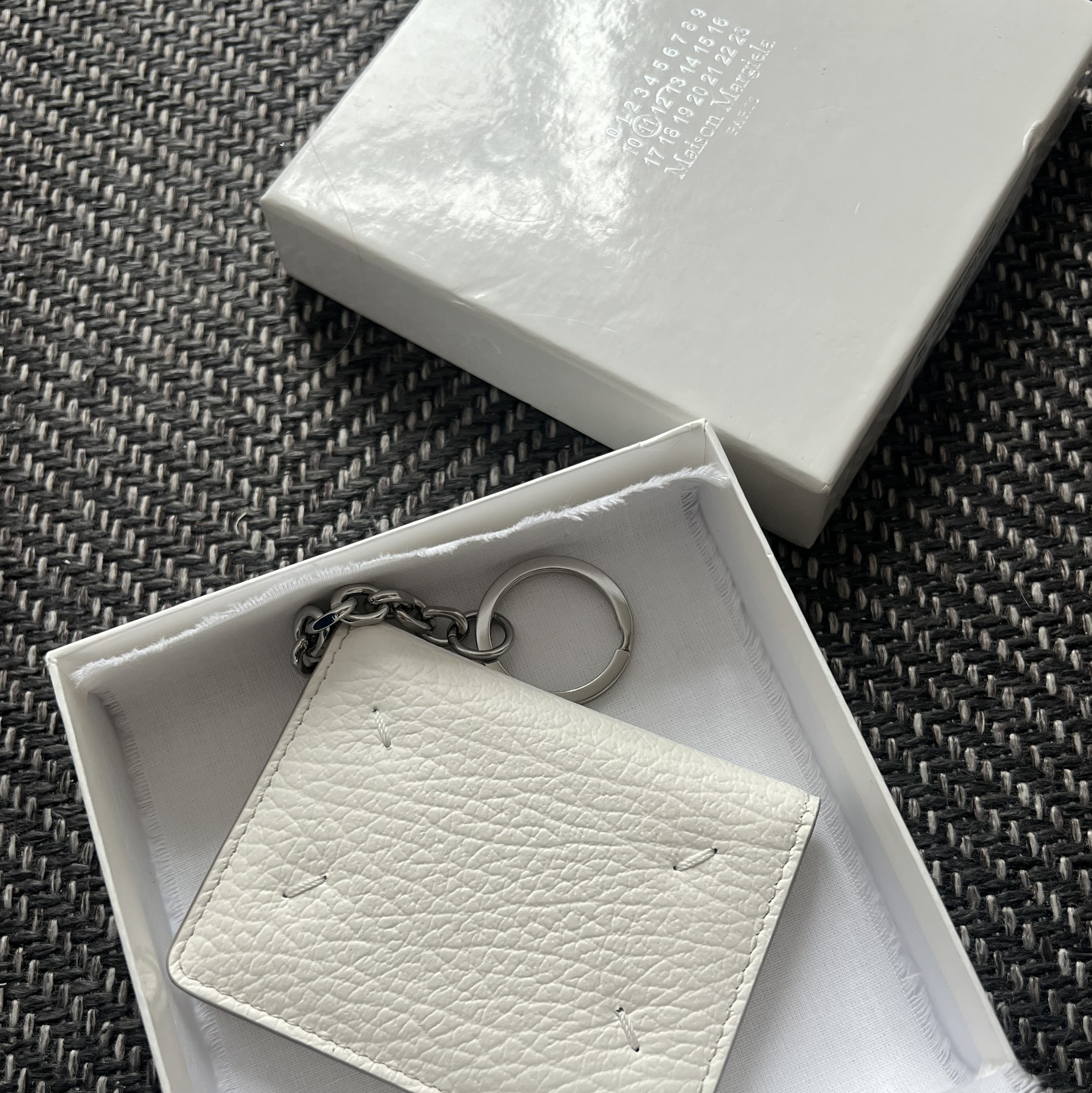 Maison Margiela Keyring Wallet White 착용 스타일 - 1