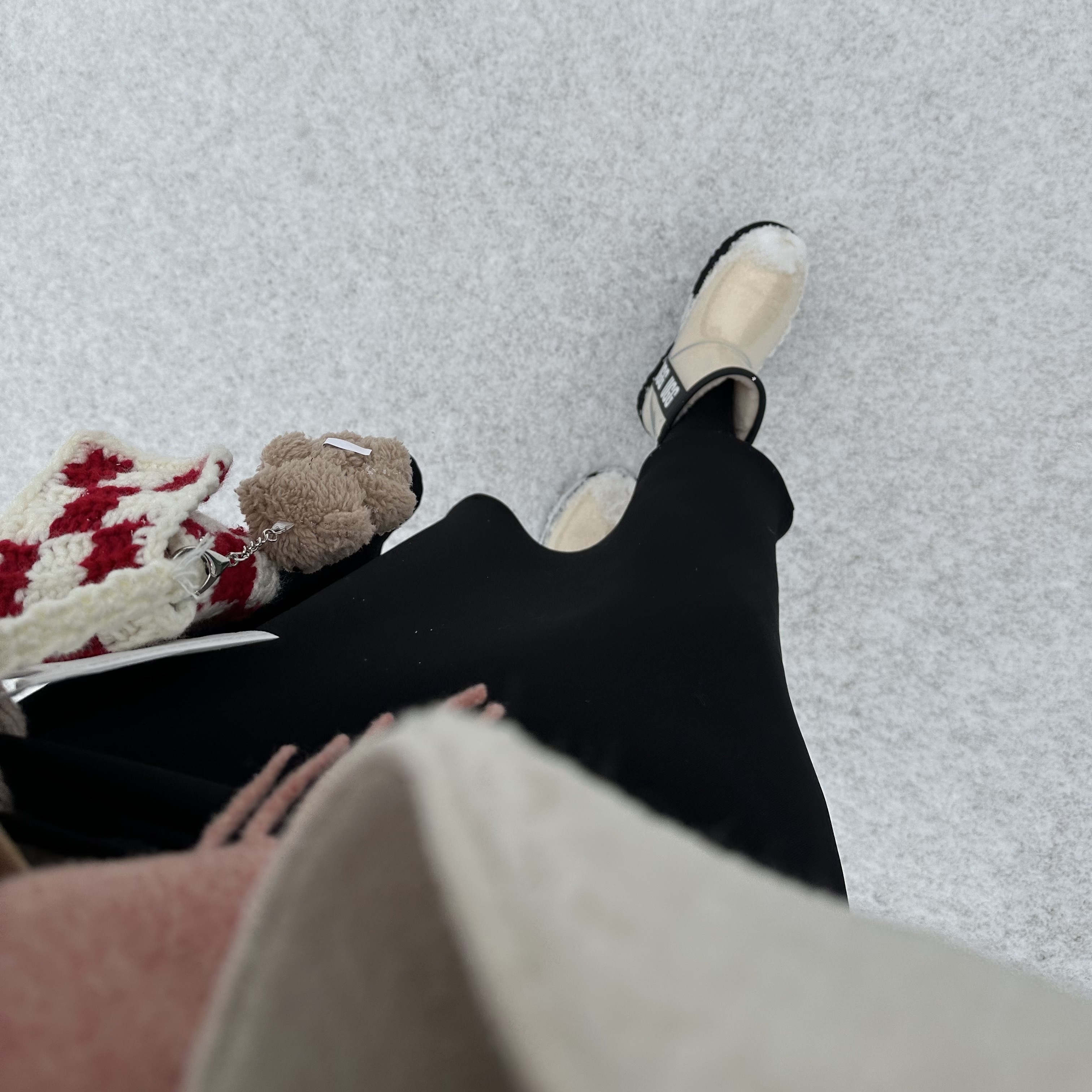 (W) UGG Classic Clear Mini Boots Natural Black, Acne Studios Narrow Wool Fringe Muffler Rose Melange 착용 스타일 - 2