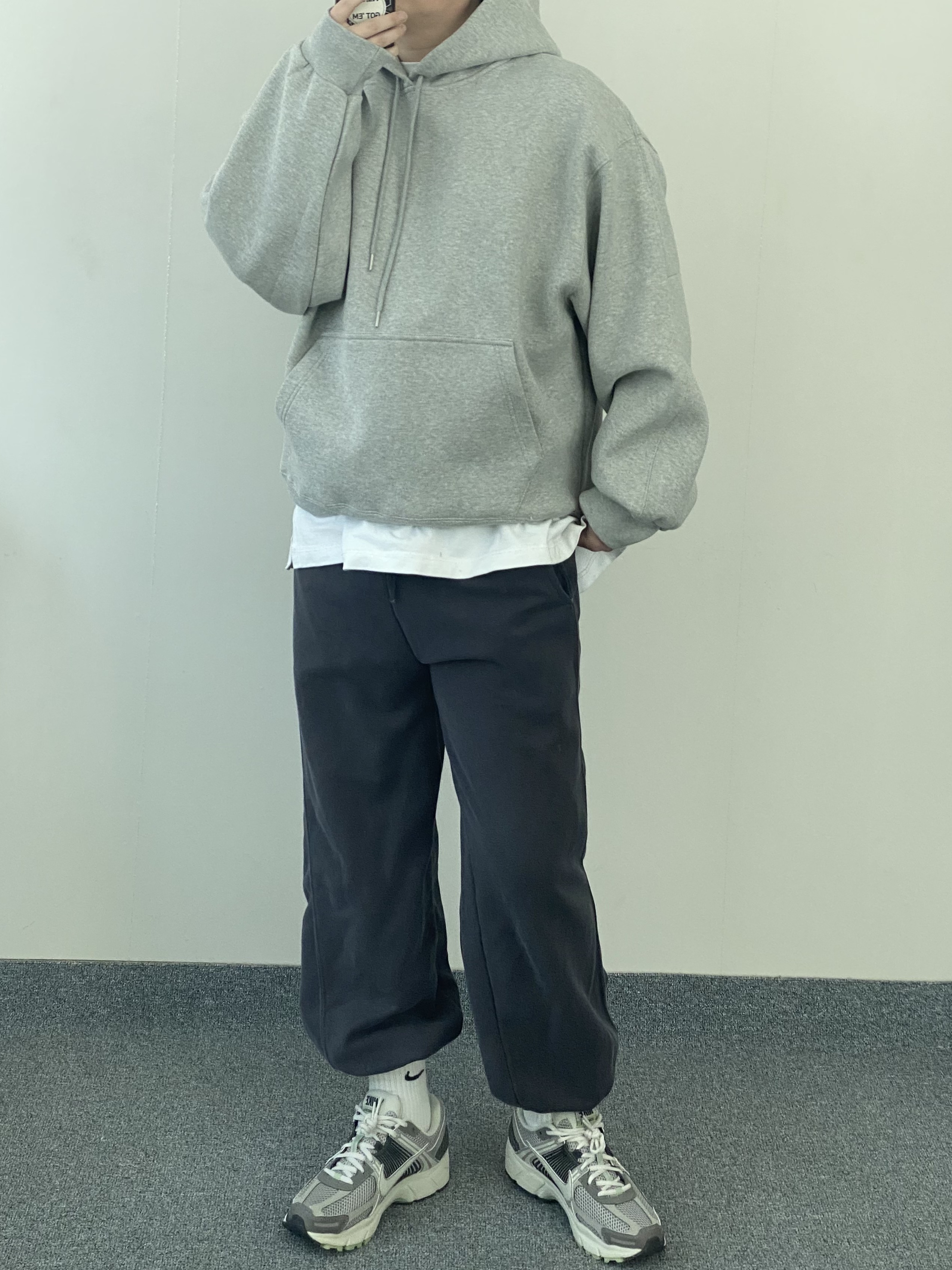 (W) Nike Zoom Vomero 5 Cobblestone and Flat Pewter 착용 스타일