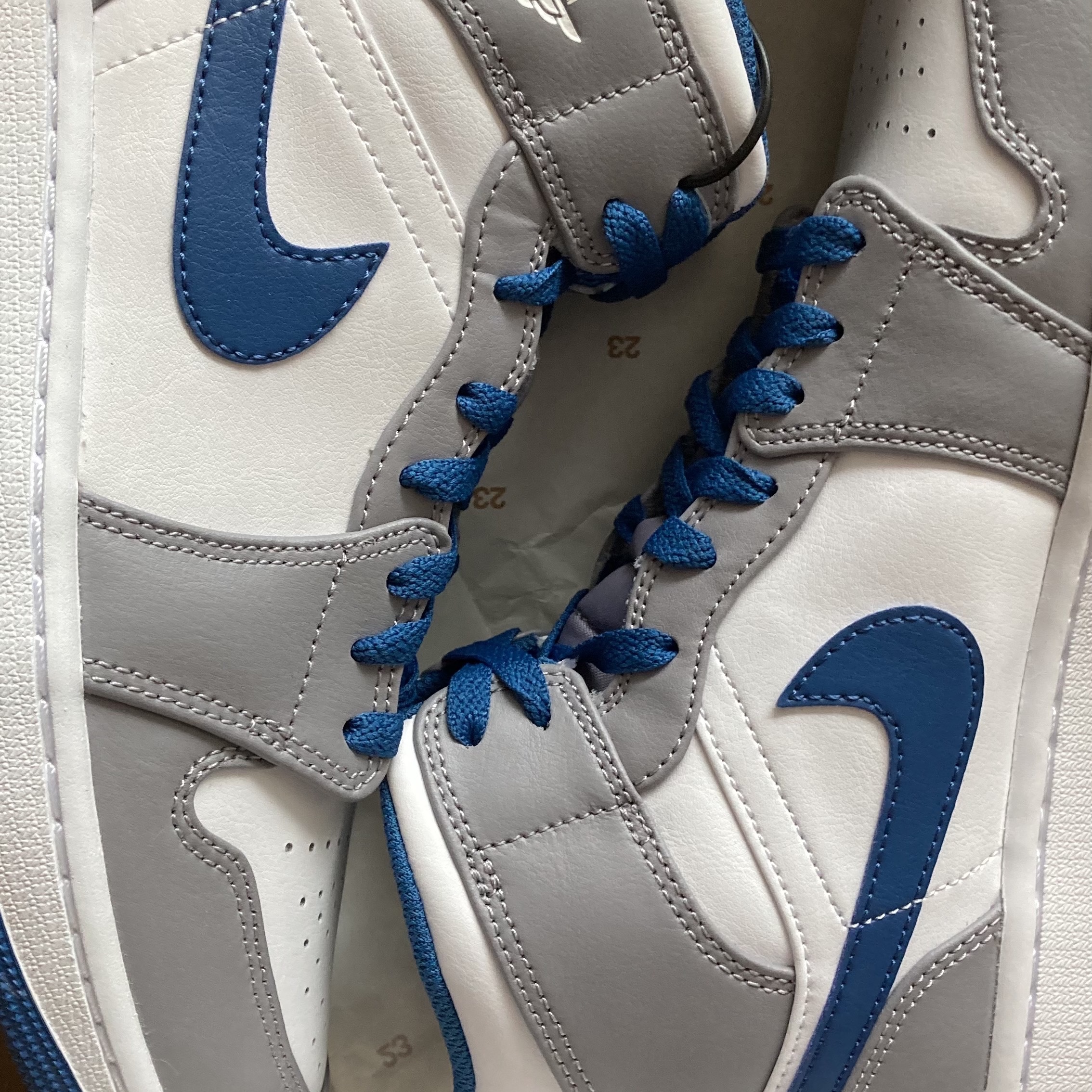 Jordan 1 Mid Cement Grey True Blue 착용 스타일