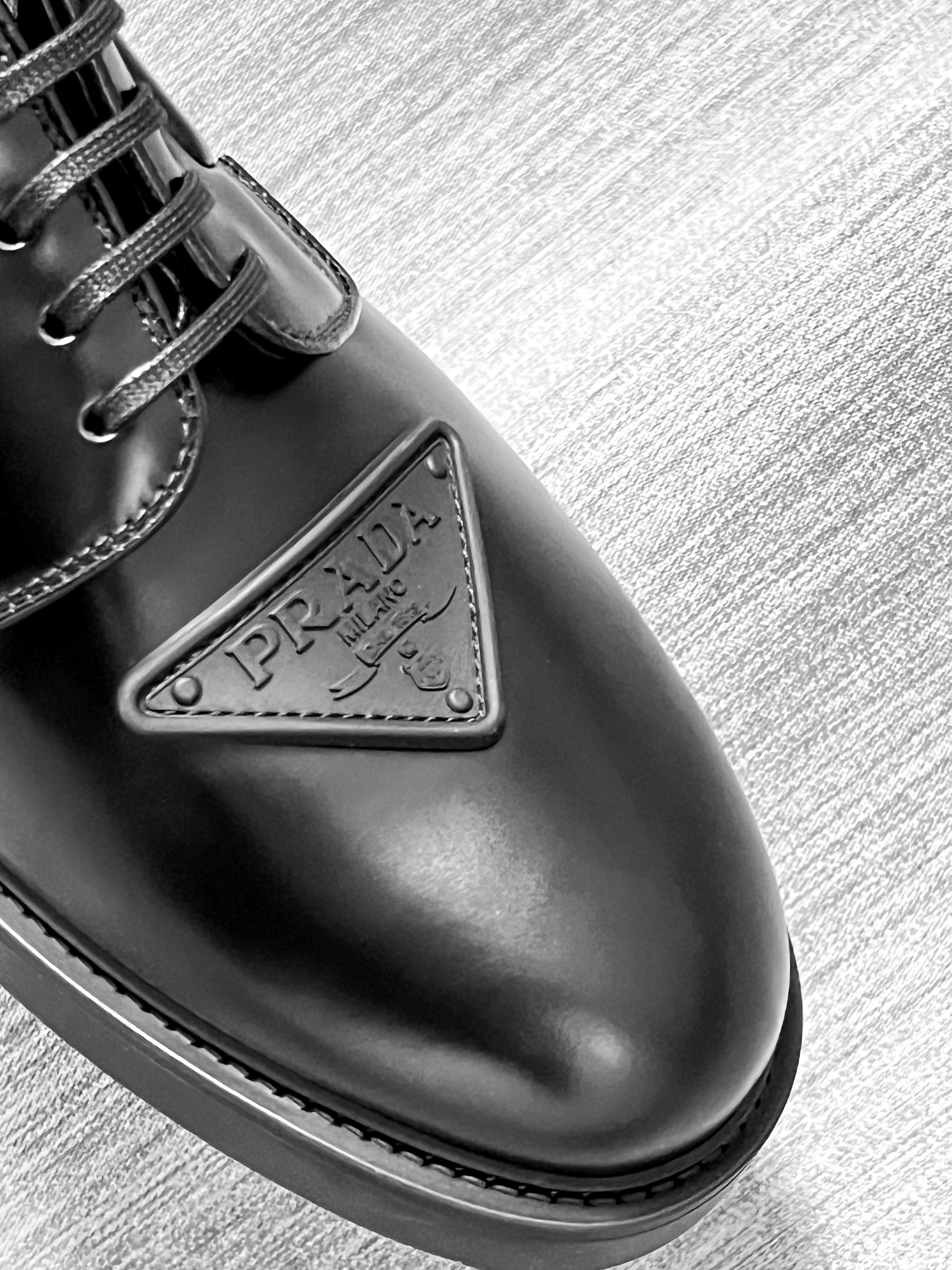 Prada Brushed Leather Derby Shoes Black 착용 스타일 - 2