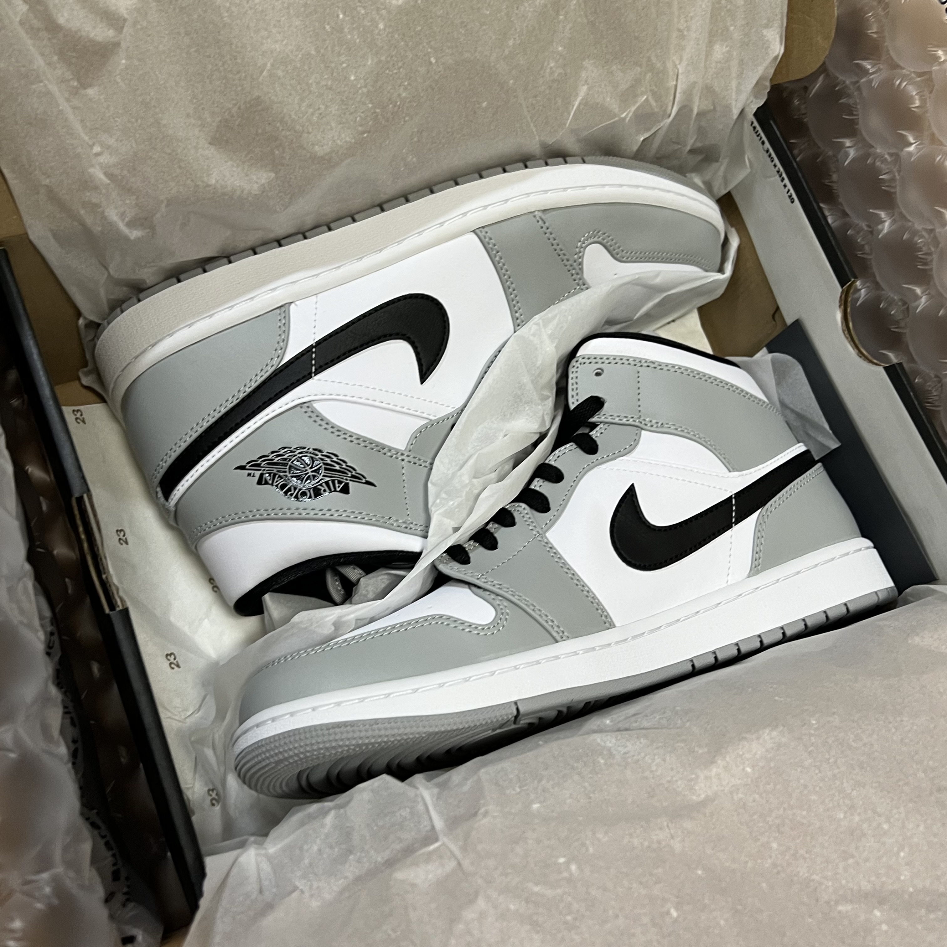 Jordan 1 Mid Light Smoke Grey 착용 스타일