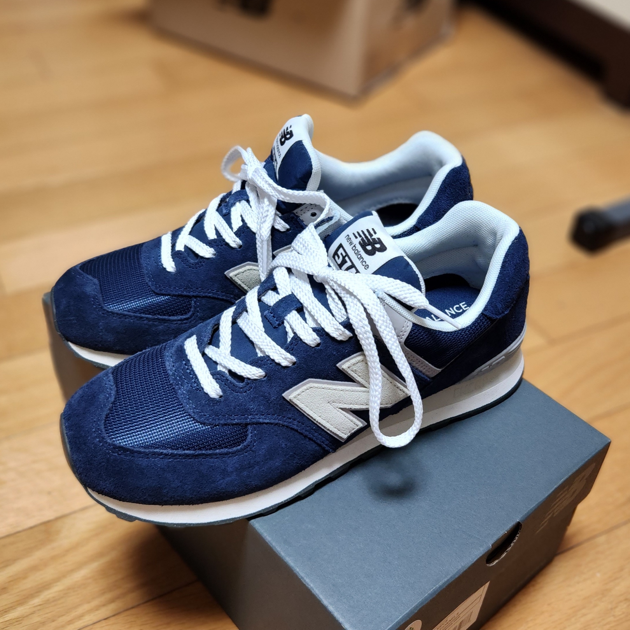 New Balance 574 Classics Reimagined Navy 착용 스타일 - 2