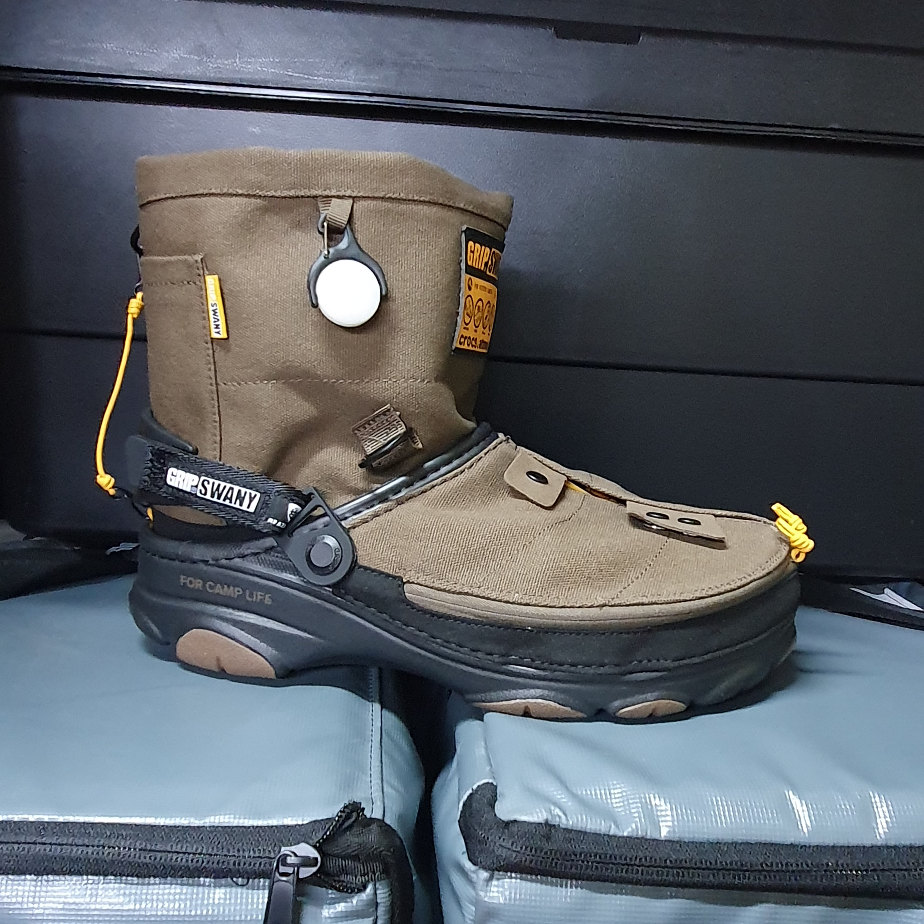 Crocs x Grip Swany x Atmos Classic All Terrain Clog Olive 착용 스타일