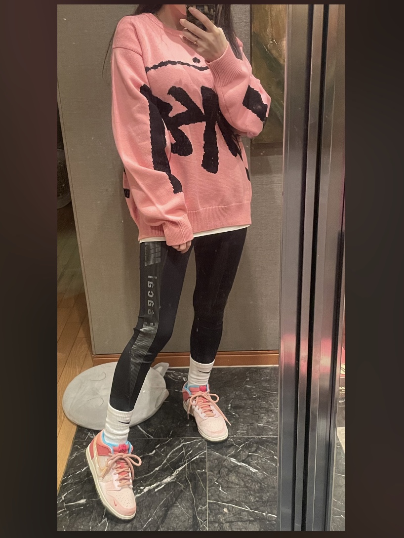 Stussy Stock Sweater Pink, Nike x Social Status Dunk Mid Free Lunch Strawberry Milk 착용 스타일 - 1