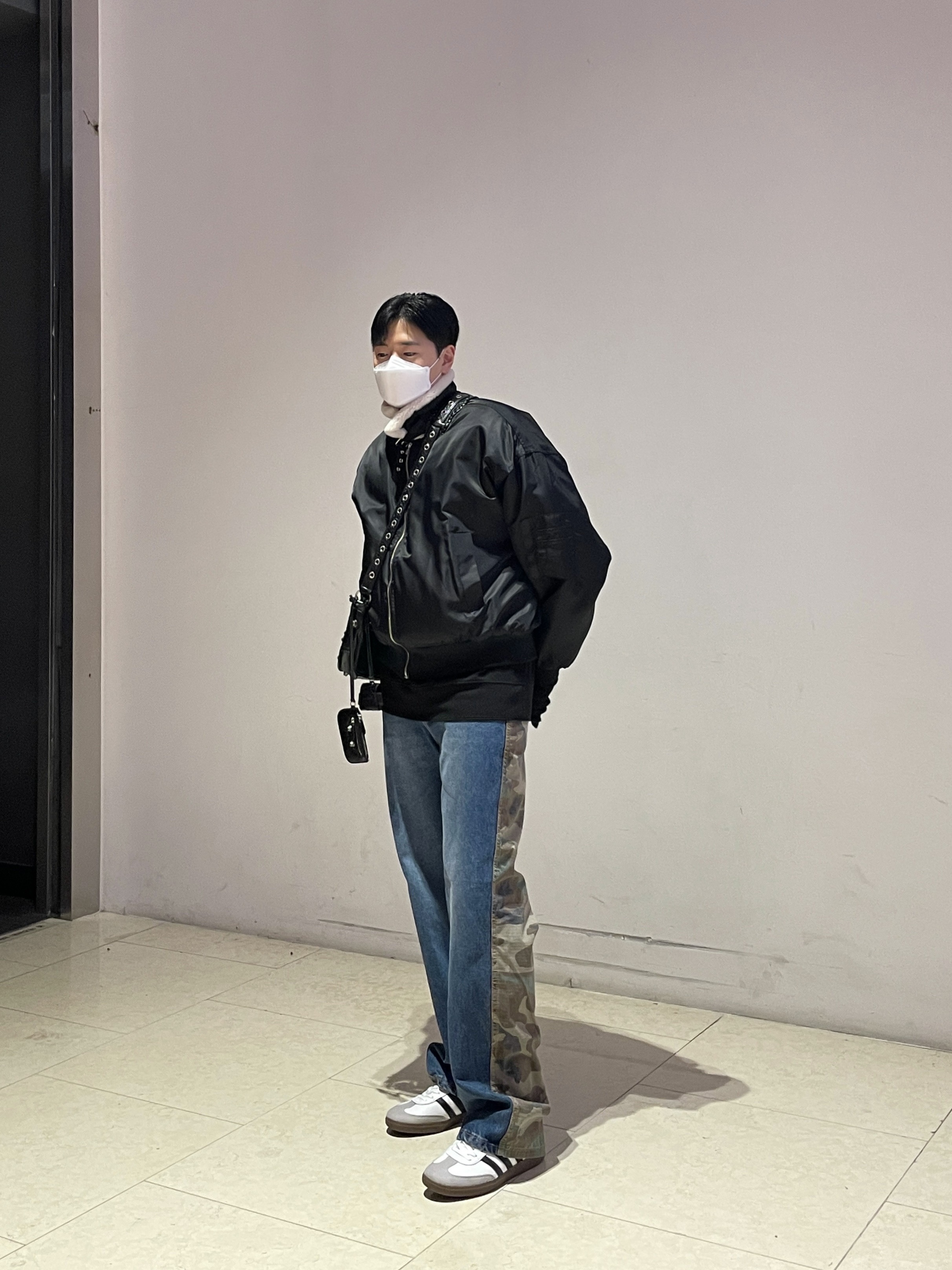 Adidas Samba Vegan White Black, Balenciaga Arena Lambskin Le Cagole XS Shoulder Bag Black 착용 스타일 - 2