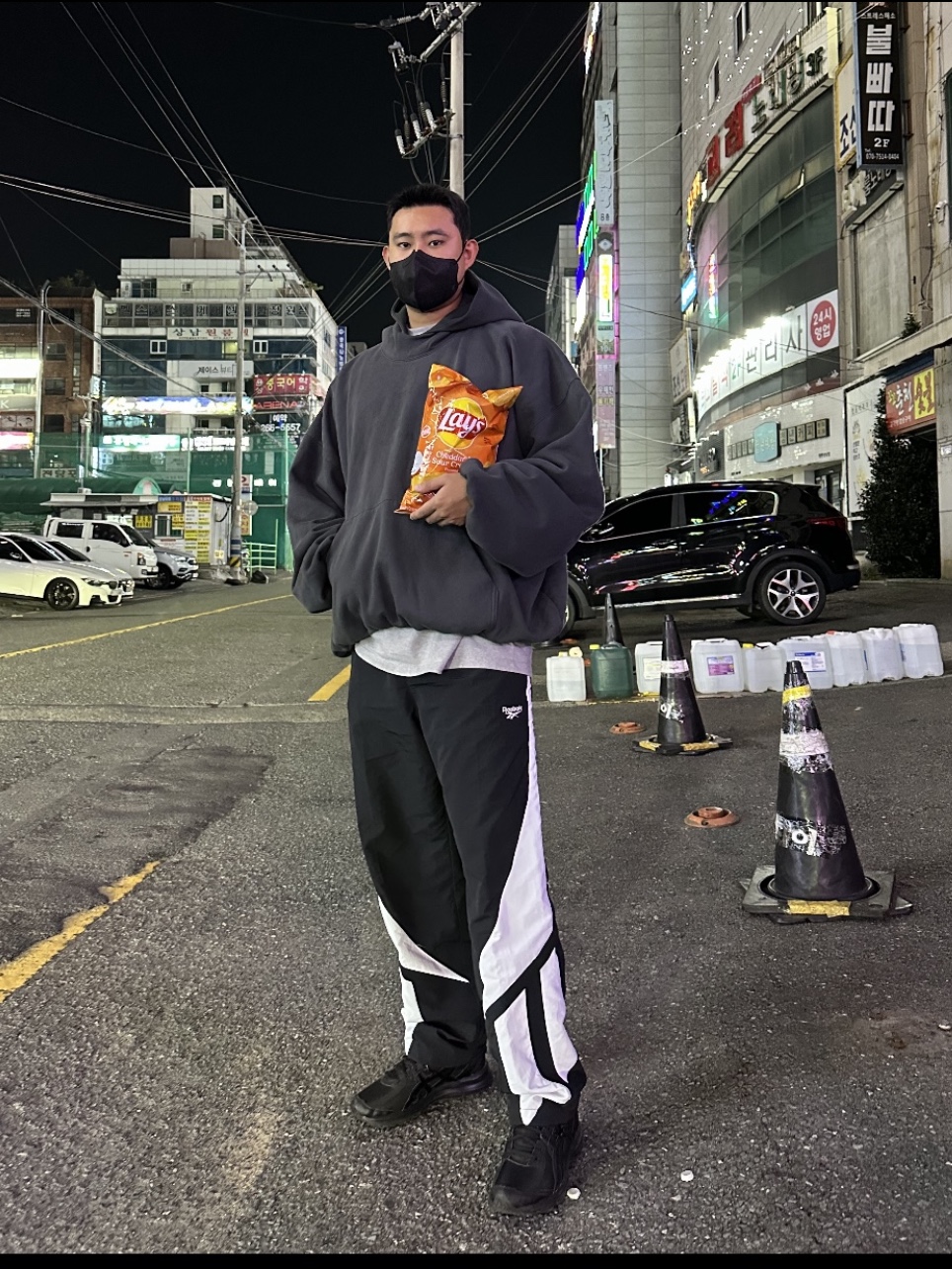 Yeezy Gap Engineered By Balenciaga Dove Hoodie Black, Asics Jog 100 2 Black 착용 스타일