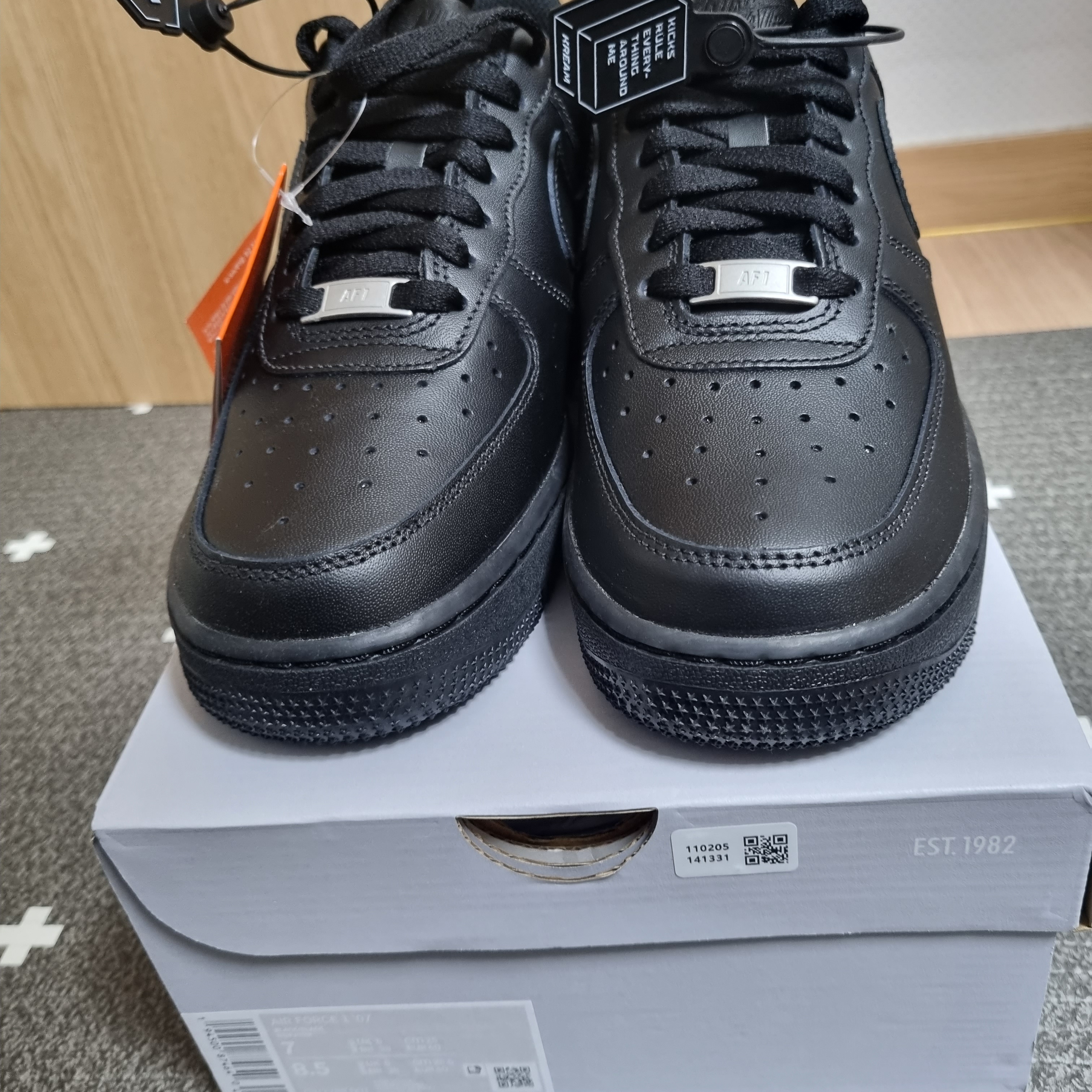 Nike Air Force 1 '07 Low Triple Black 착용 스타일