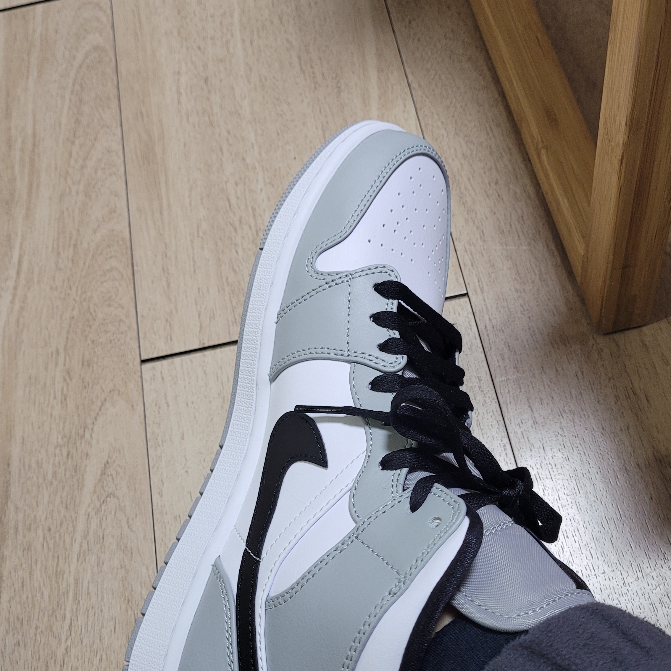Jordan 1 Mid Light Smoke Grey 착용 스타일 - 2