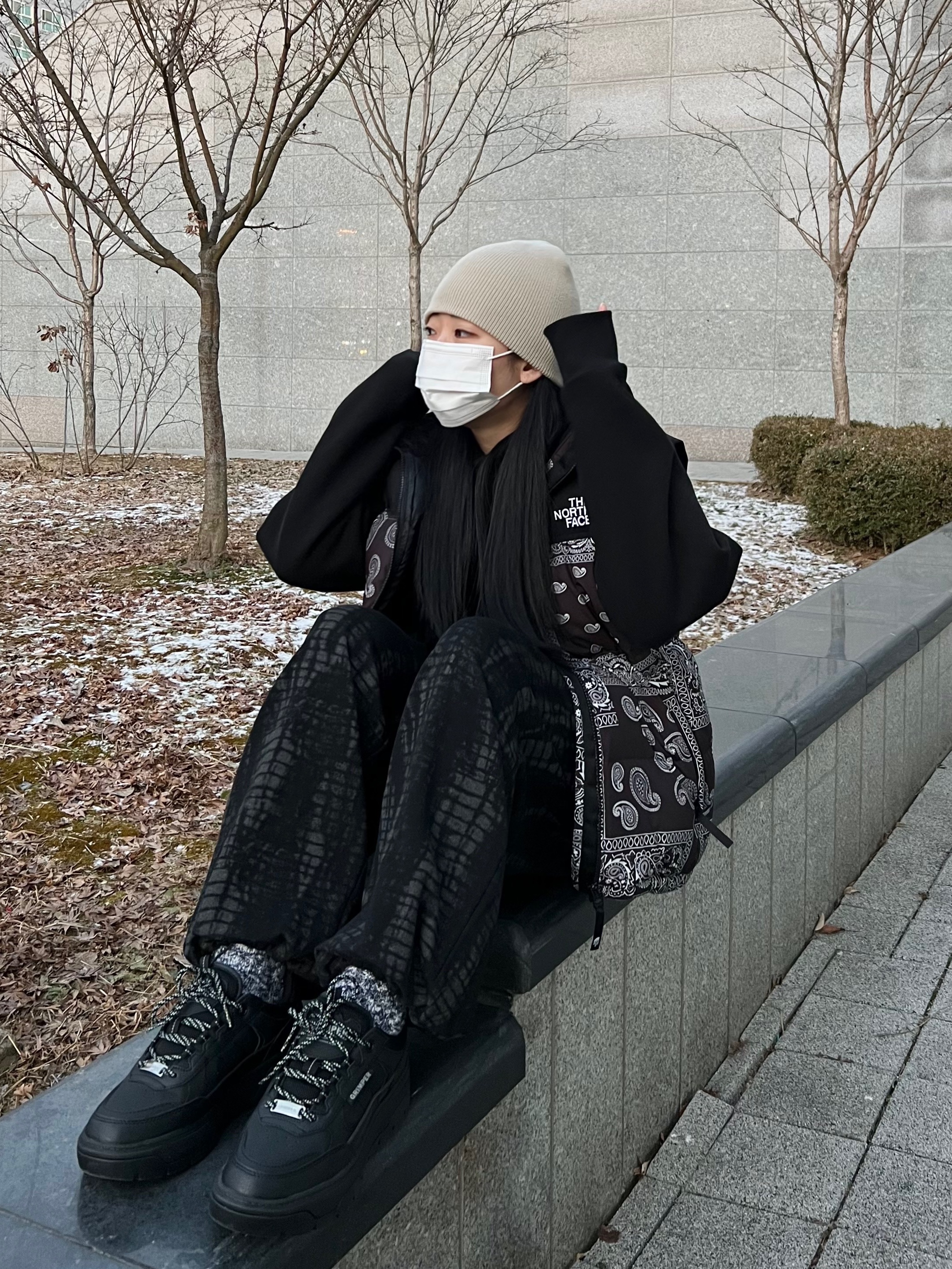 The North Face Nuptse Down Vest Black 착용 스타일 - 1