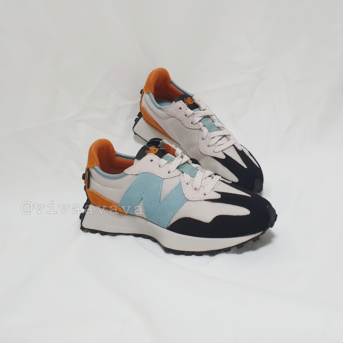 New Balance 327 Moonbeam Blue 착용 스타일