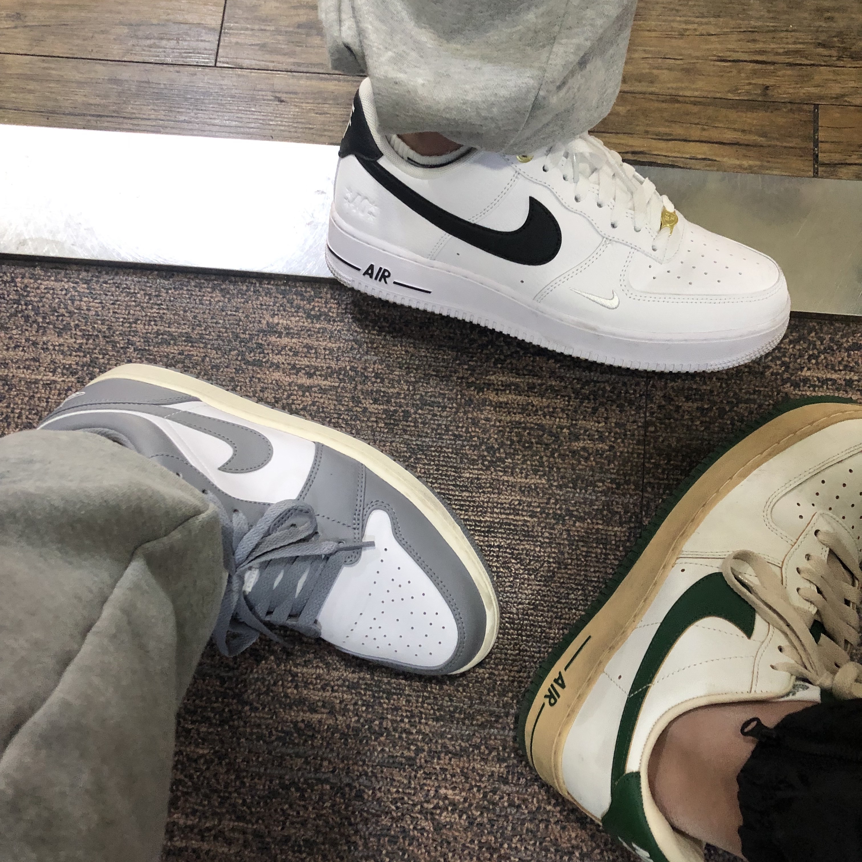 Jordan 1 Low Stealth and White, Nike Air Force 1 '07 LV8 40th Anniversary Join Forces White Black 착용 스타일