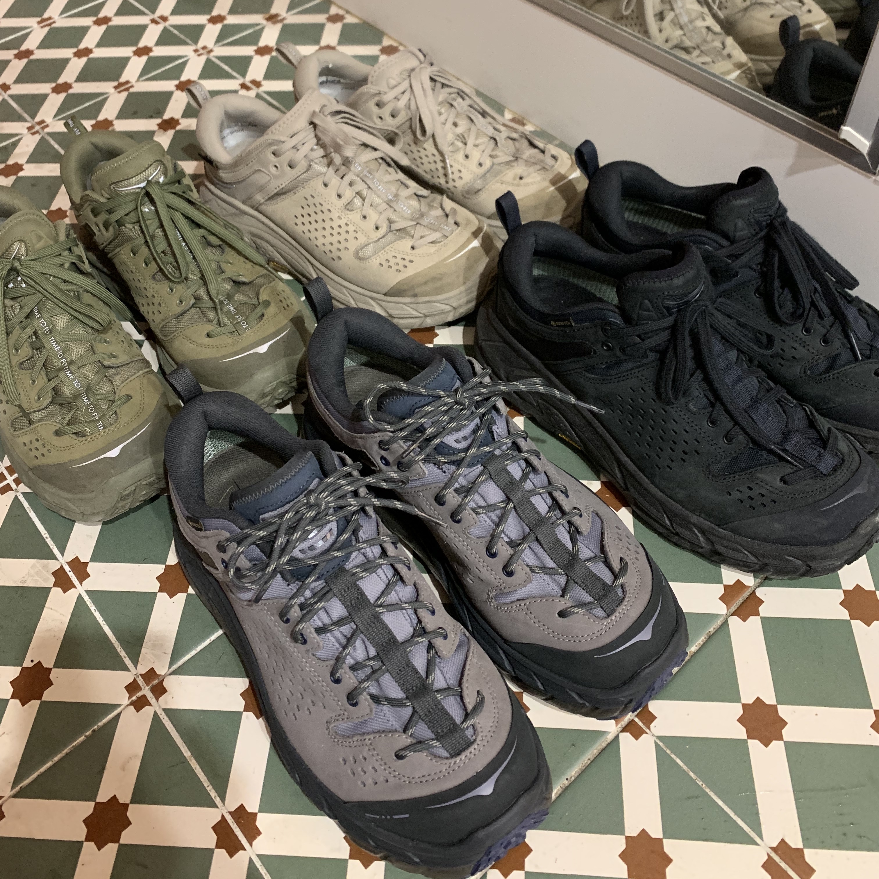 Hoka x J.L-A.L Tor Ultra Low Desert Taupe Rock Ridge 착용 스타일