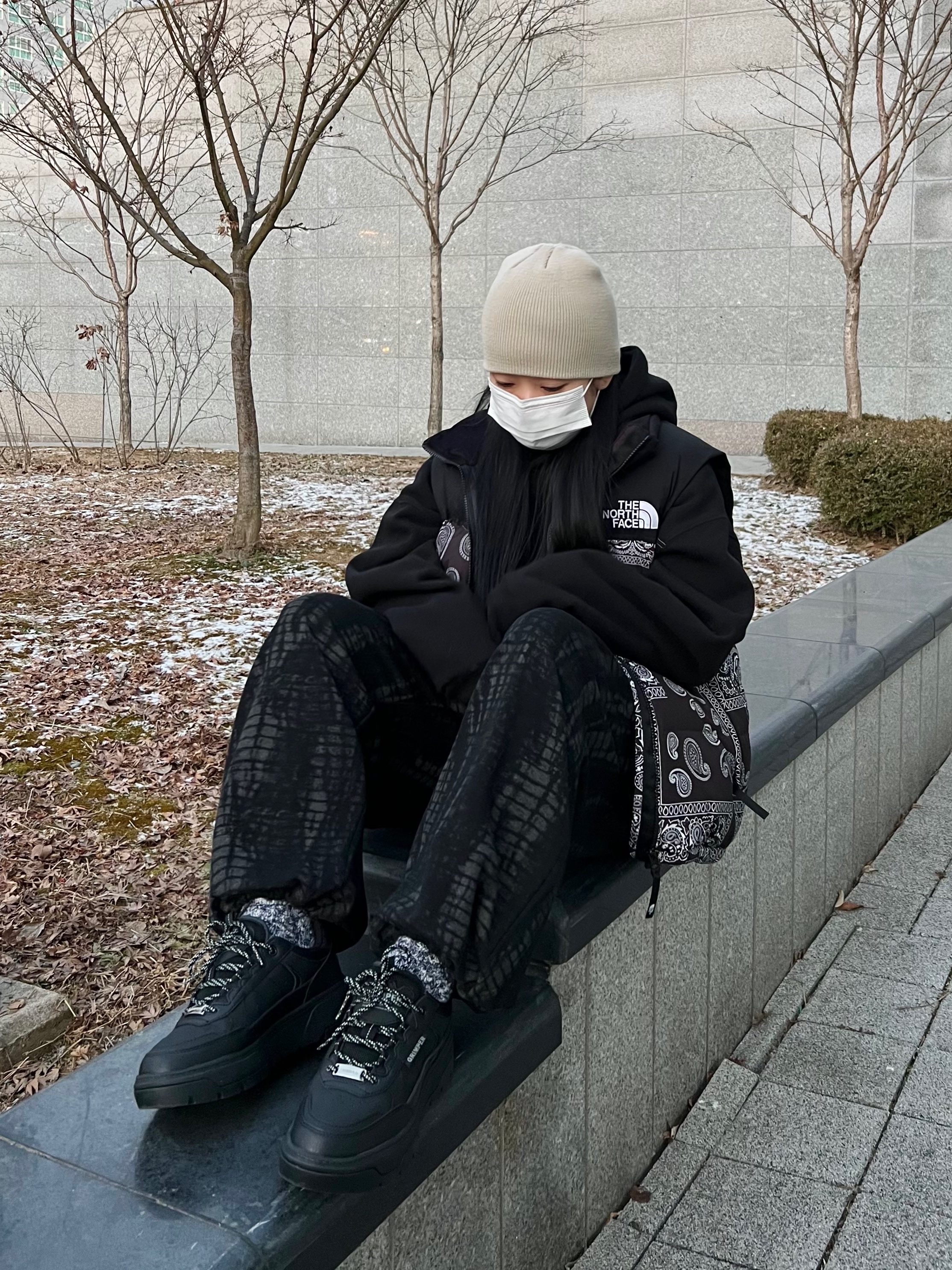 The North Face Nuptse Down Vest Black 착용 스타일 - 2