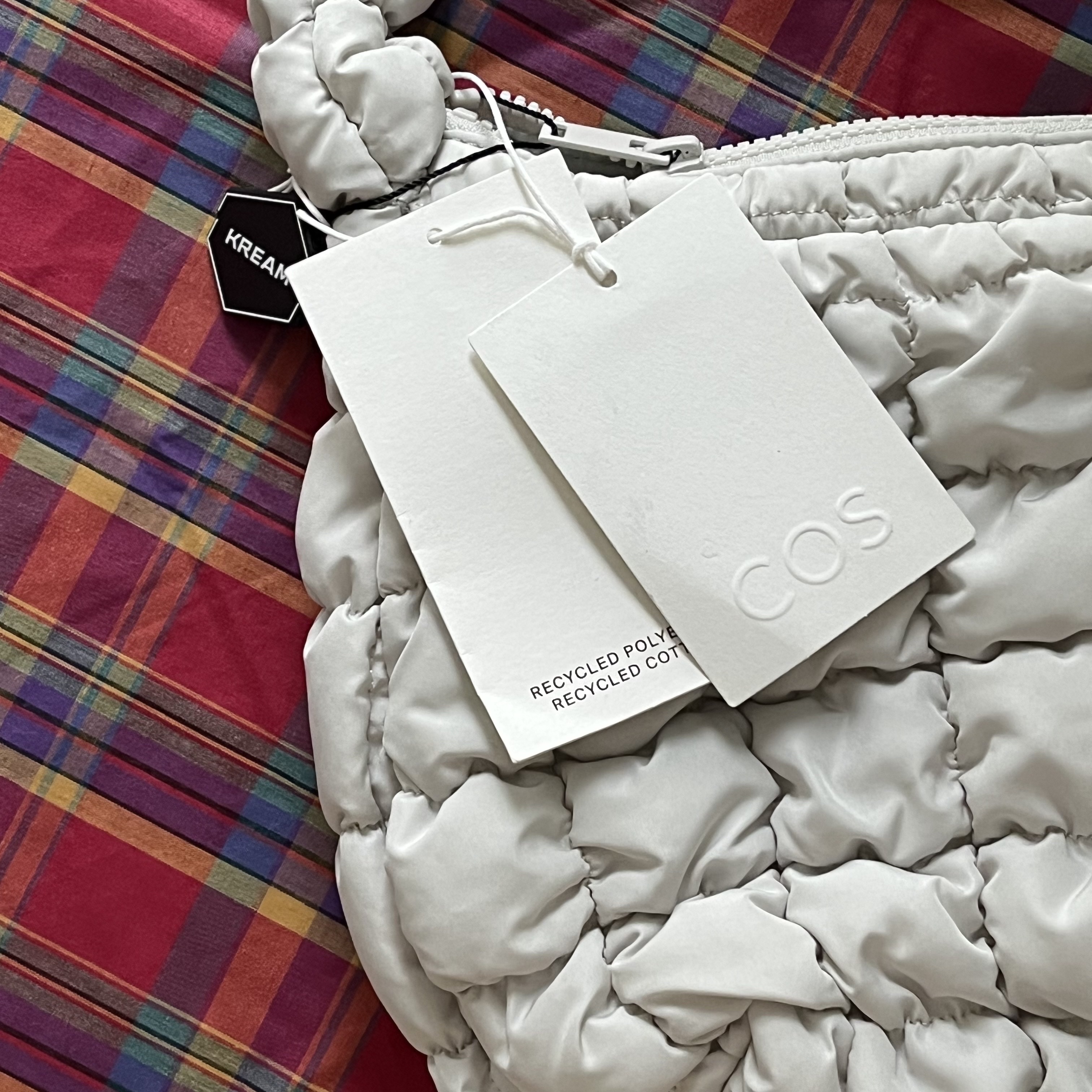 COS Quilted Mini Bag Light Grey 착용 스타일 - 2