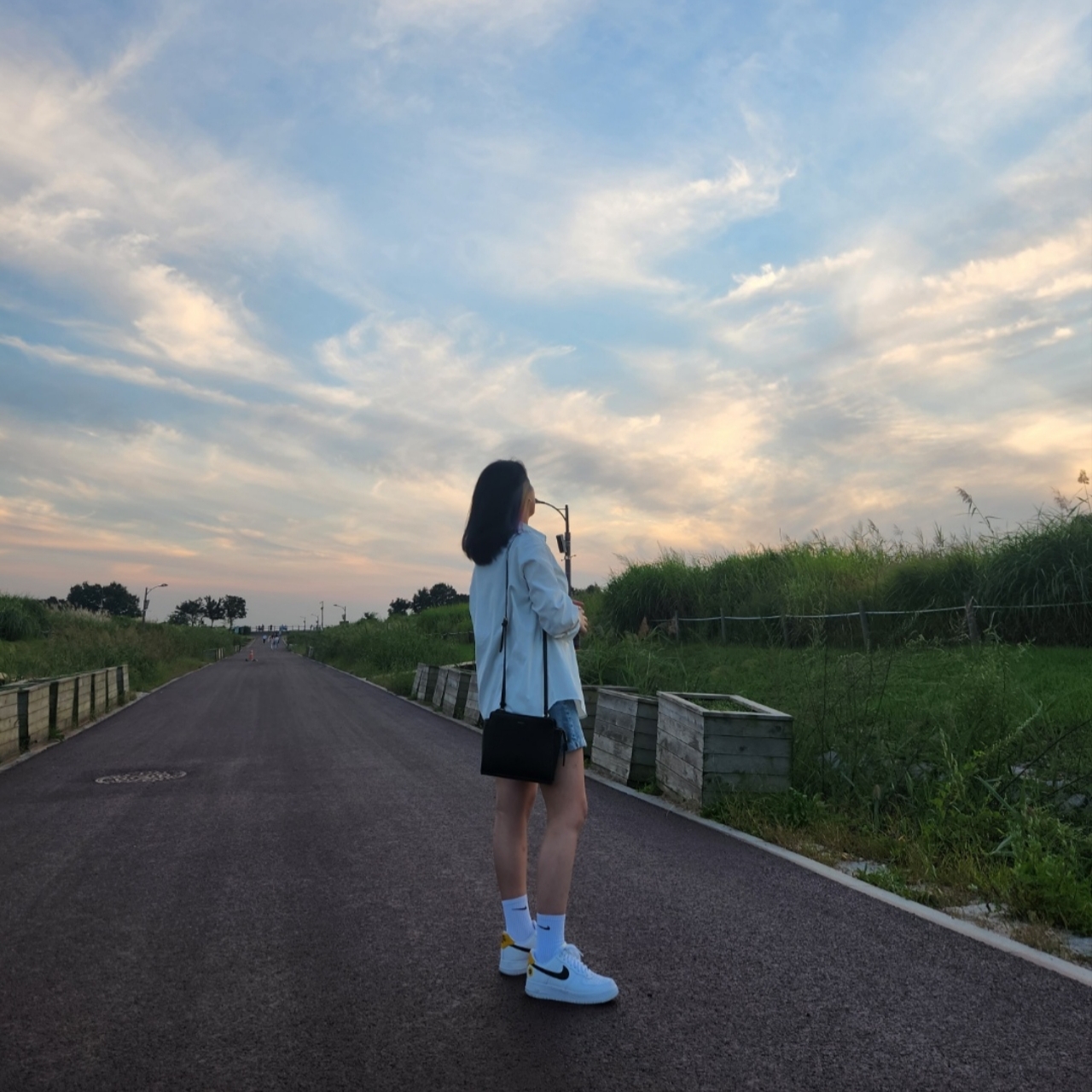 Nike Air Force 1 '07 LV8 2 Have a Nike Day 착용 스타일