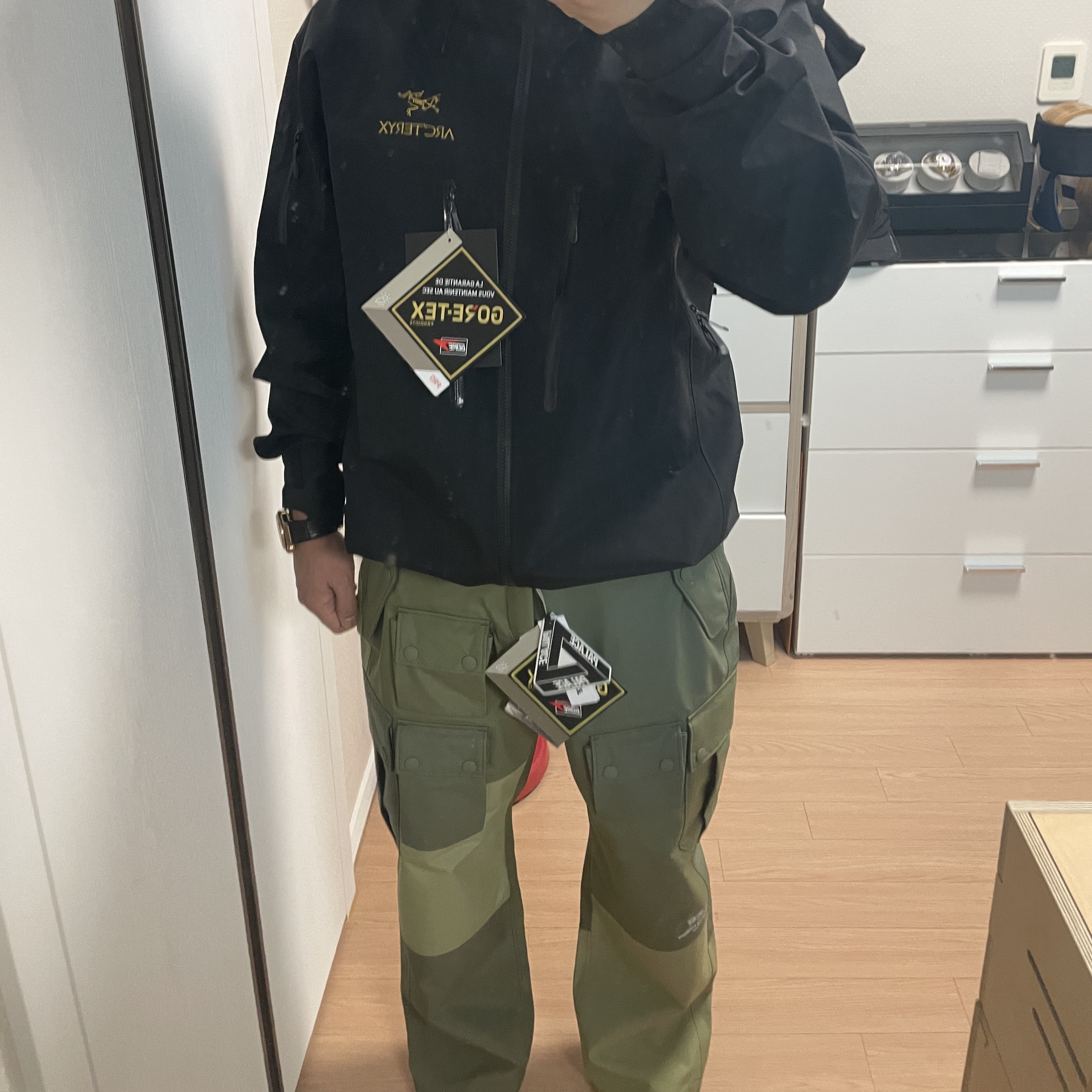 Palace x Engineered Garments Gore-Tex FA Pants Olive - 22FW, Arc'teryx Alpha SV Jacket 24K Black 착용 스타일 - 2