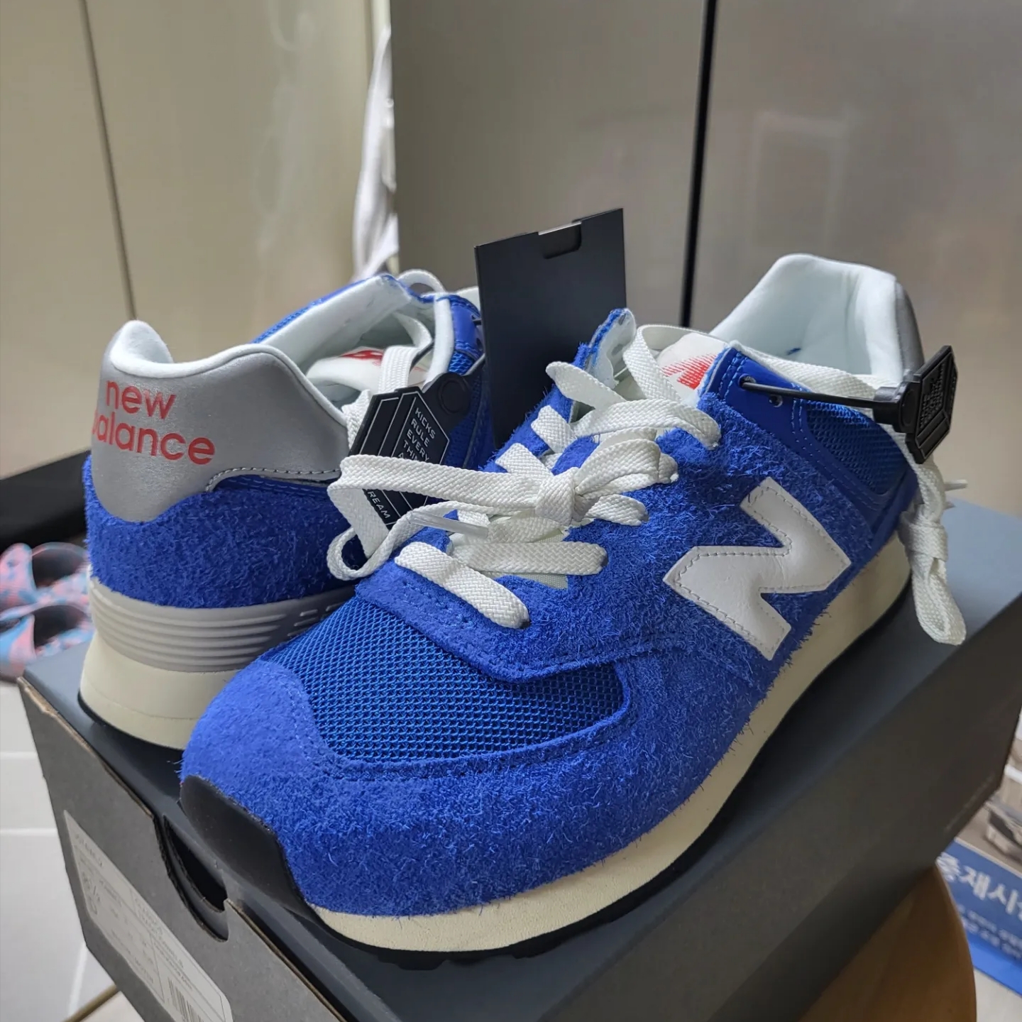 New Balance 574 Heritage Blue White 착용 스타일