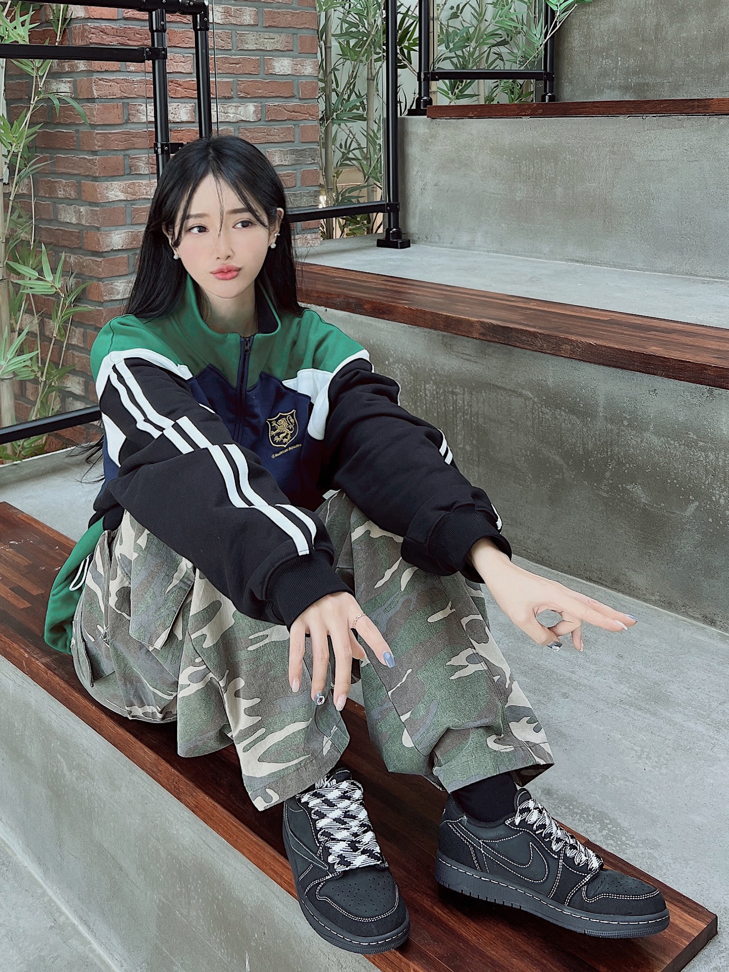 Jordan 1 x Travis Scott Retro Low OG SP Black Phantom, Casetify x Ader Error iPhone Sticker Magsafe Case Clear 착용 스타일 - 1