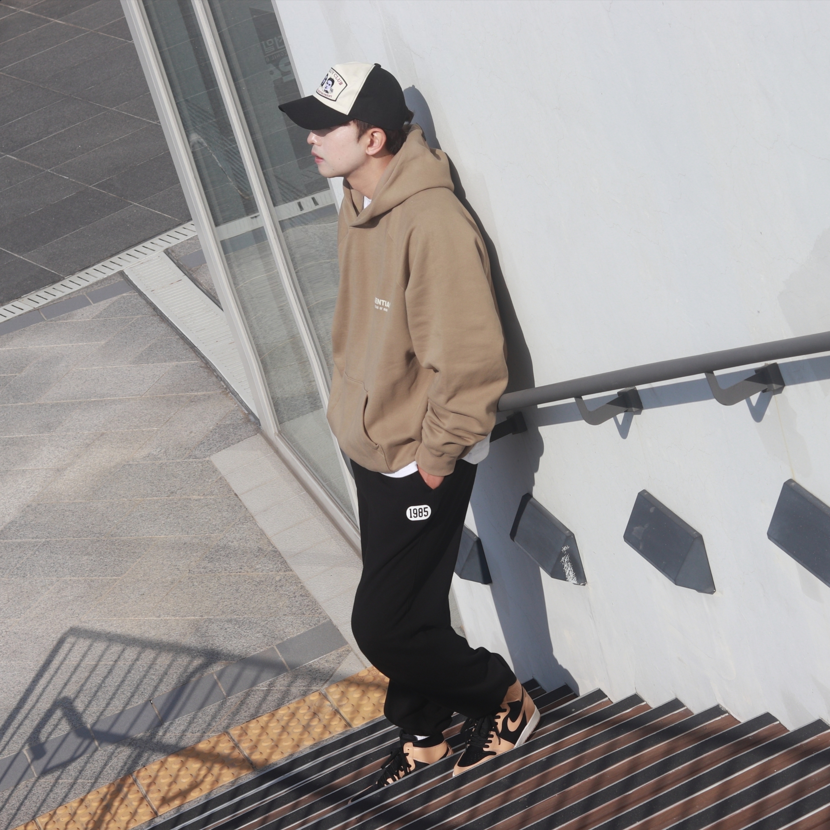 Jordan 1 Retro High OG Vachetta Tan, Essentials Hoodie Oak - 22SS 착용 스타일 - 2
