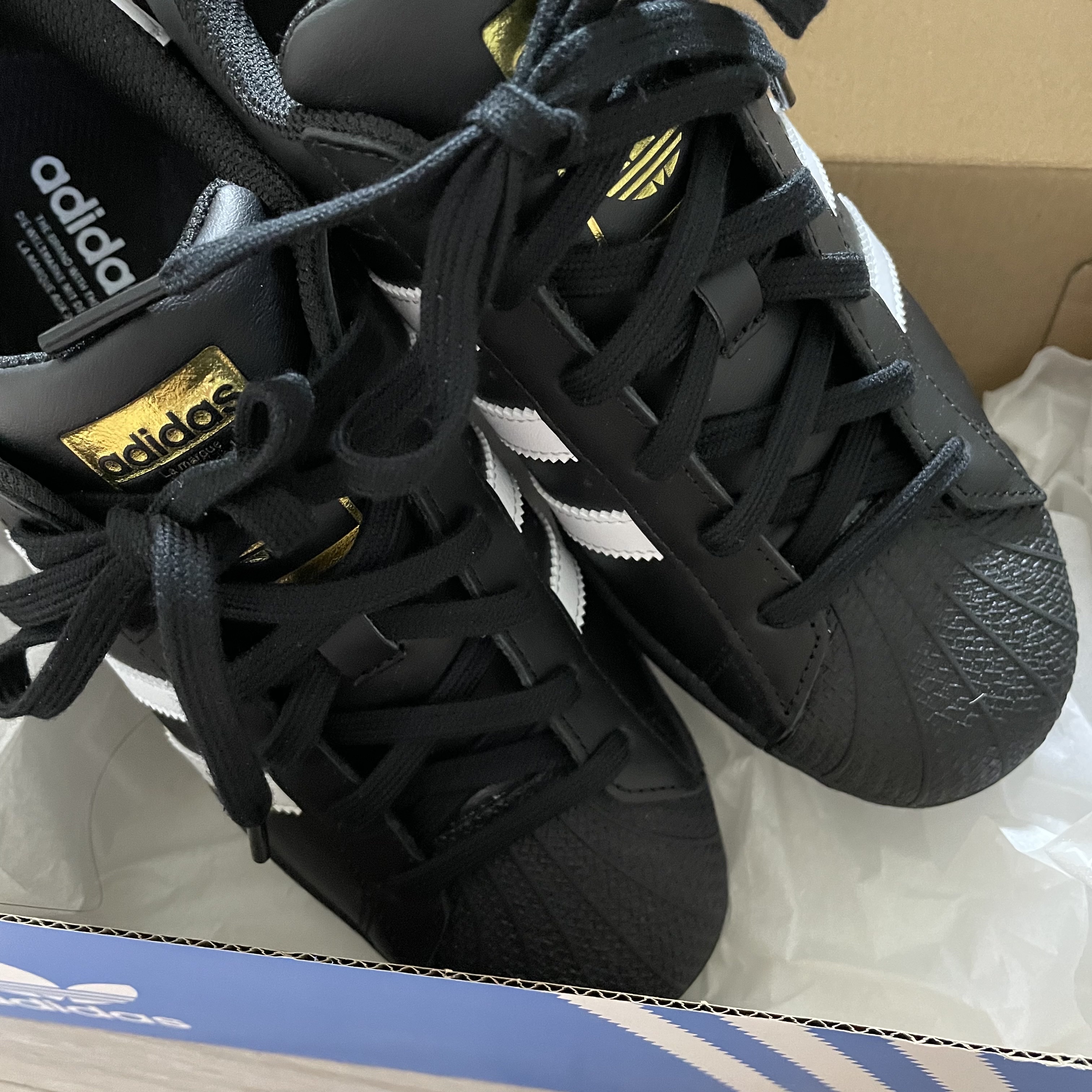 Adidas Superstar Core Black White 착용 스타일