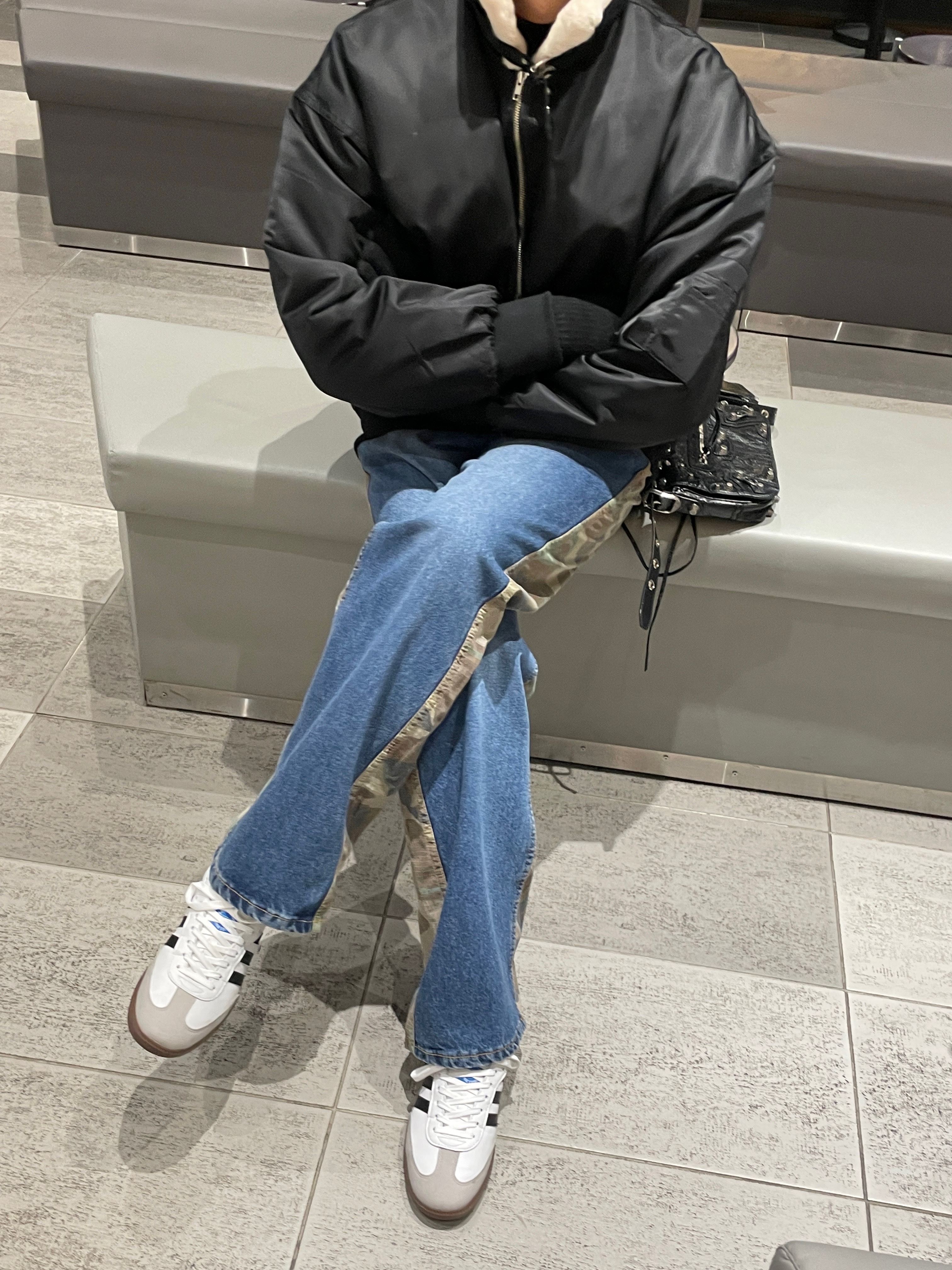 Adidas Samba Vegan White Black, Balenciaga Arena Lambskin Le Cagole XS Shoulder Bag Black 착용 스타일 - 4