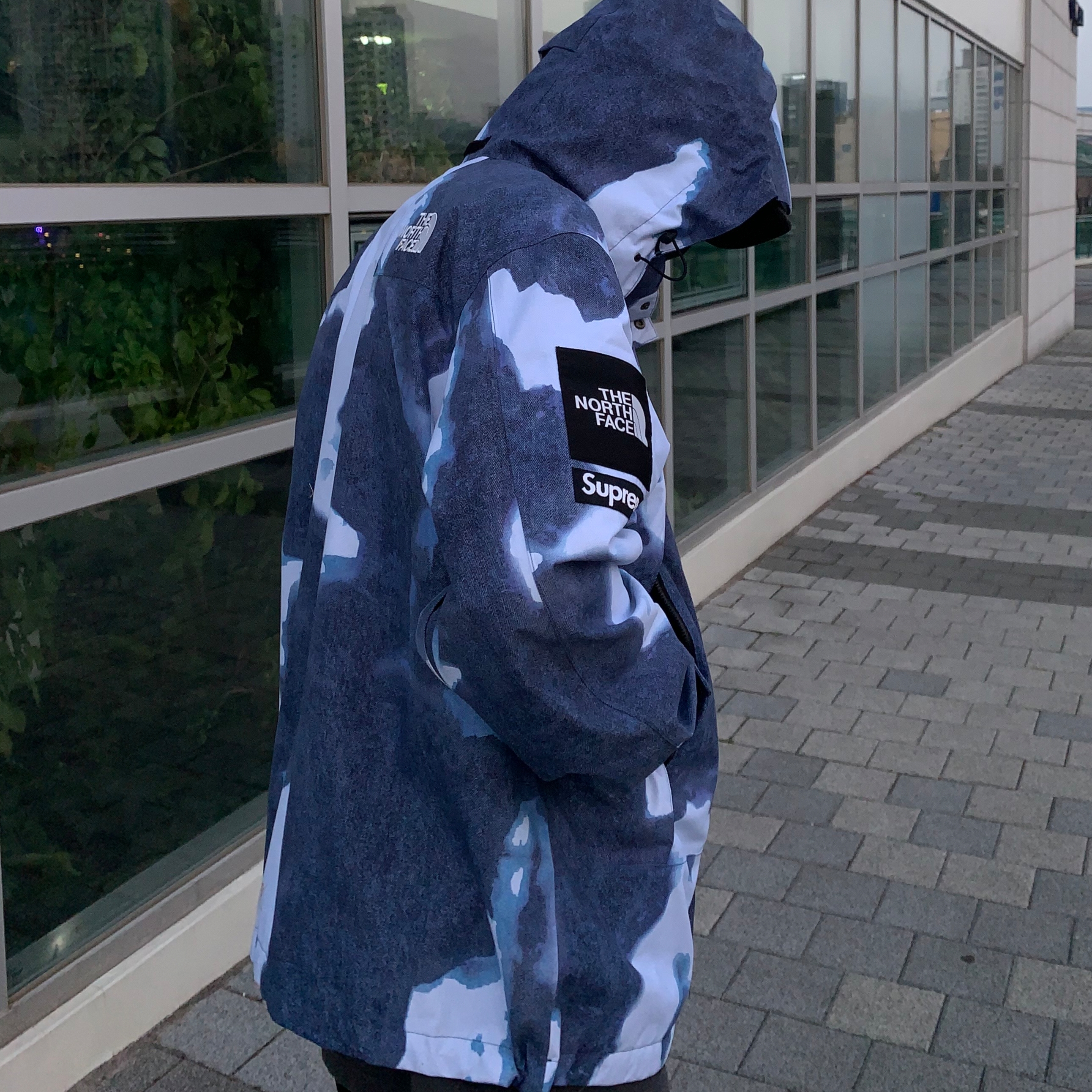 Supreme x The North Face Bleached Denim Print Mountain Jacket Indigo - 21FW 착용 스타일 - 1