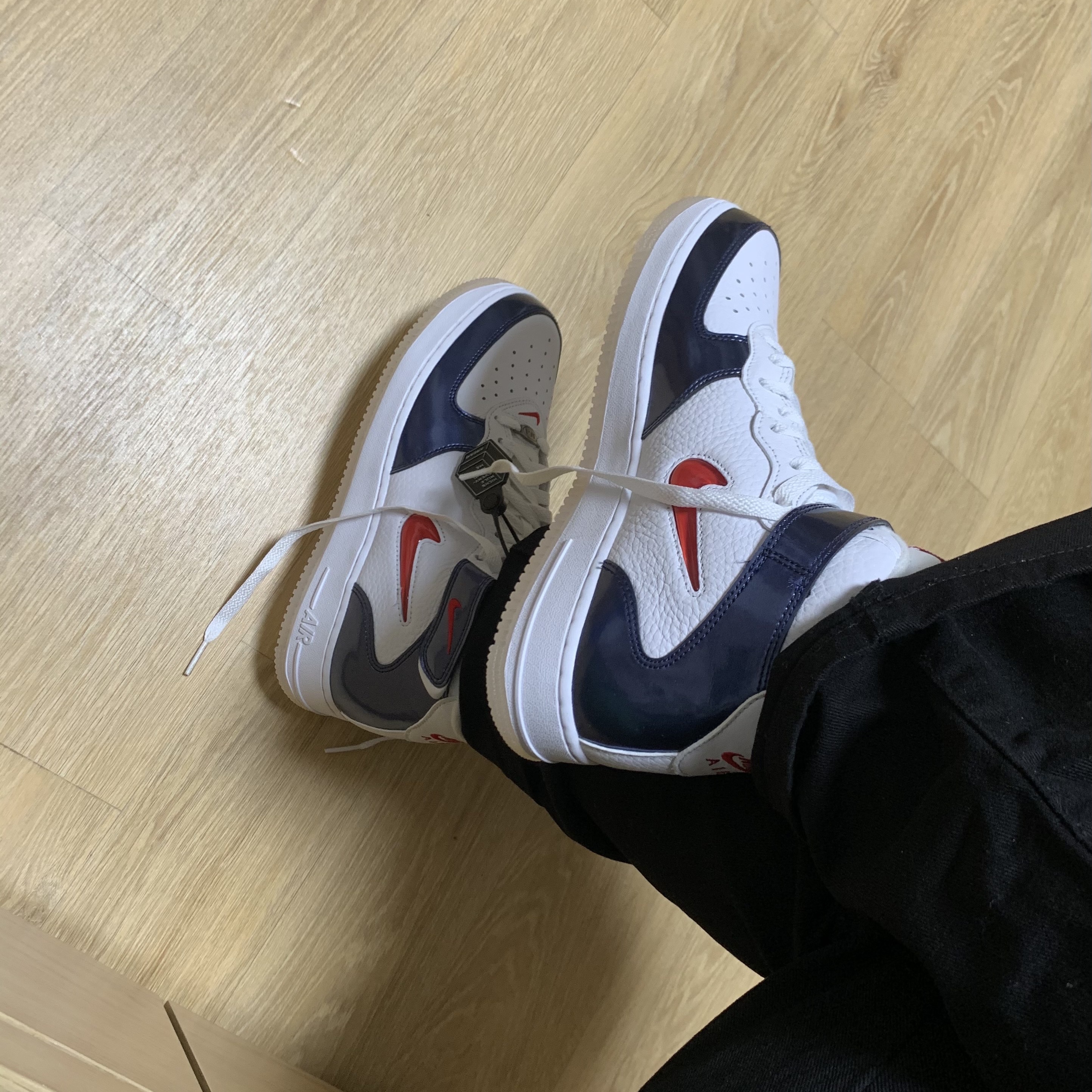 Nike Air Force 1 Mid QS University Red and Midnight Navy 착용 스타일 - 2