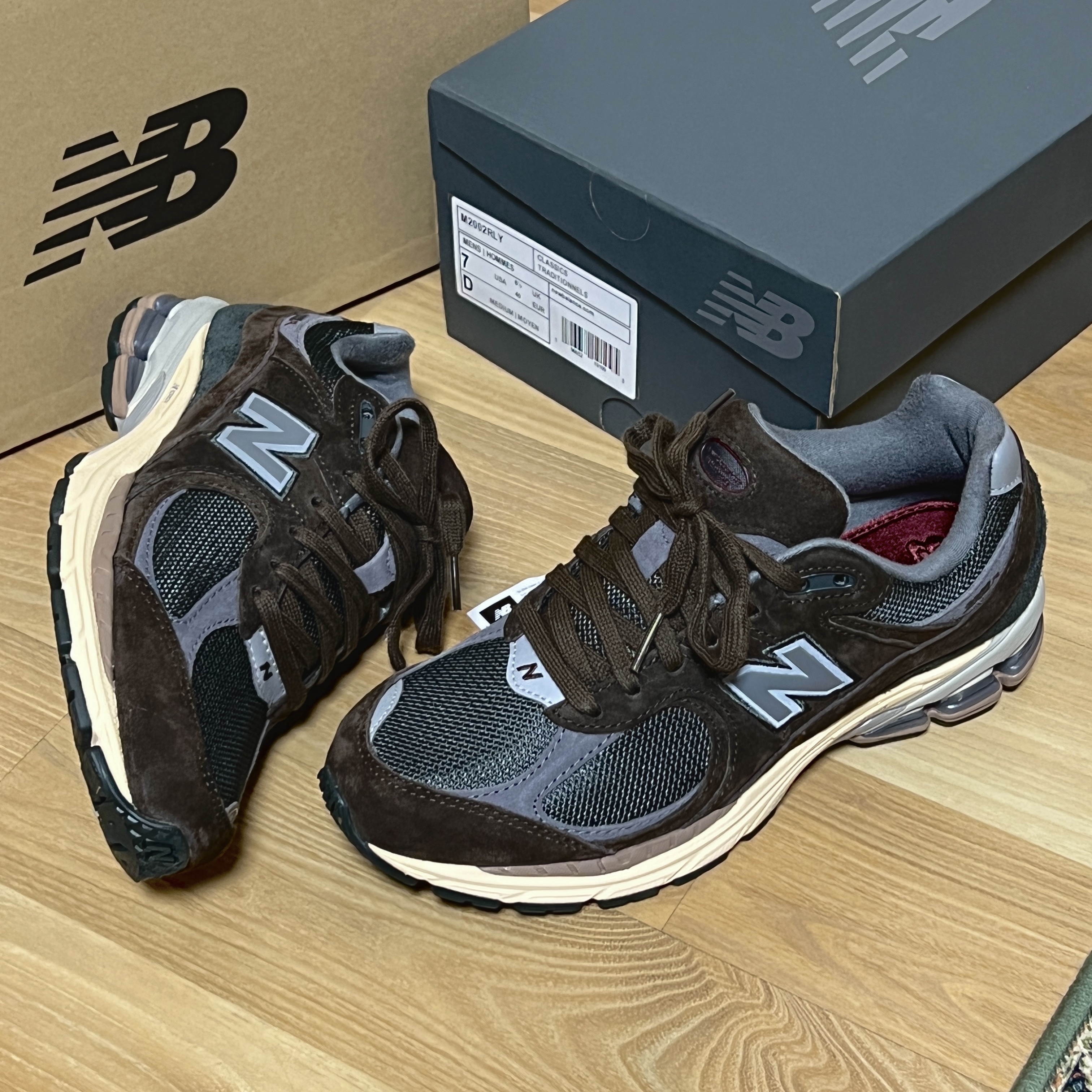 New Balance 2002R Rich Earth Blacktop 착용 스타일