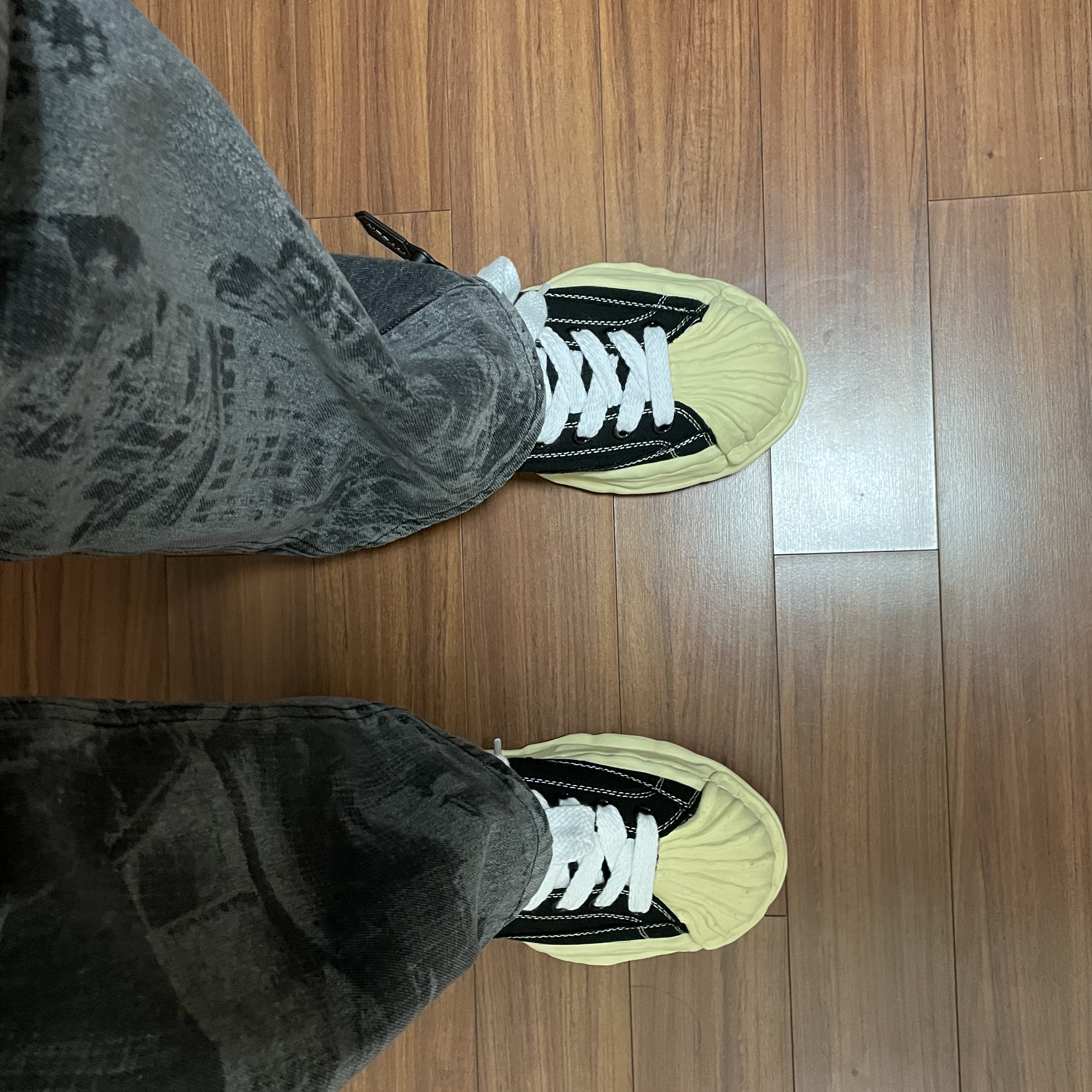 Maison Mihara Yasuhiro Blakey VL OG Sole Canvas Low-top Sneakers Black 착용 스타일 - 4