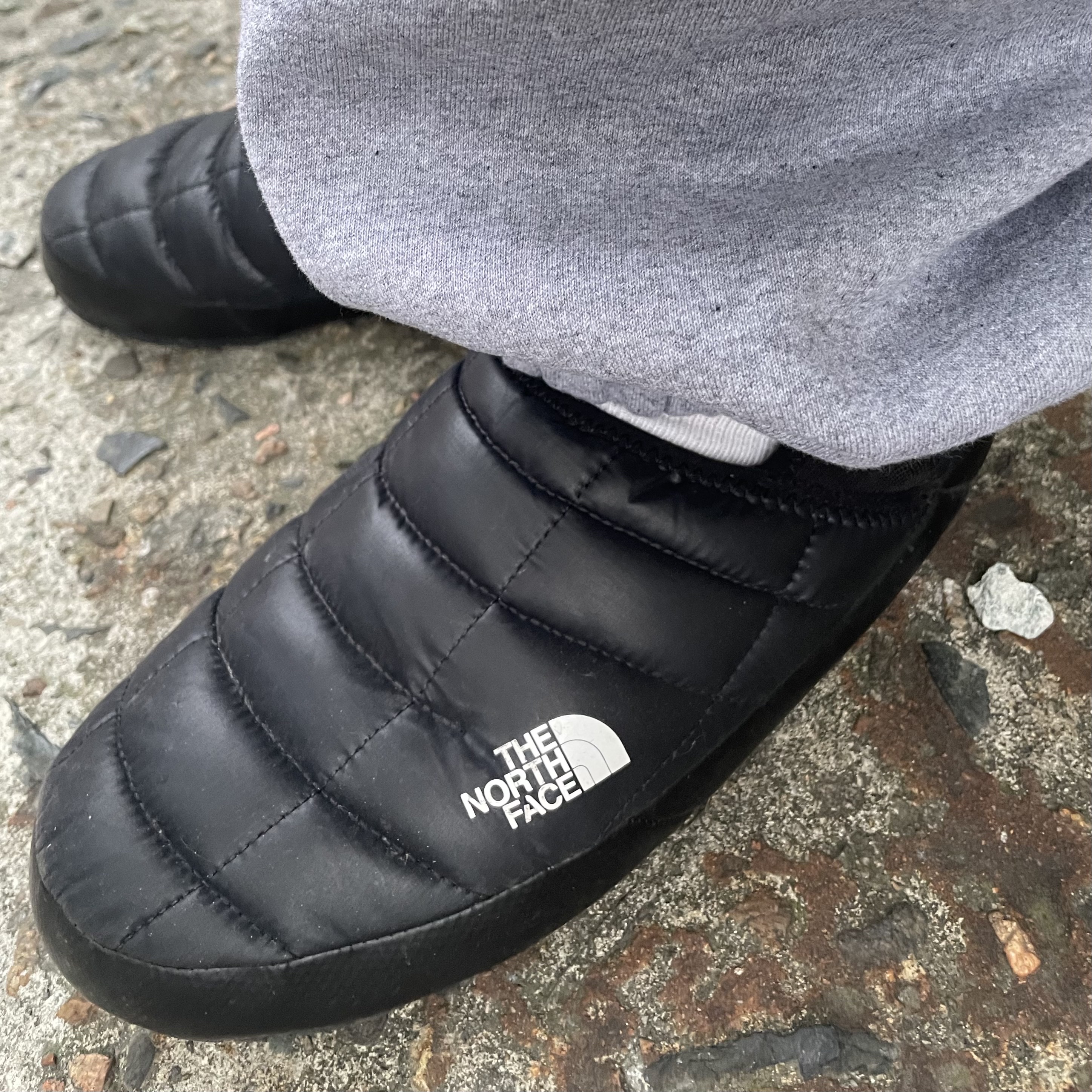 The North Face Thermoball Traction Mule V Black 착용 스타일
