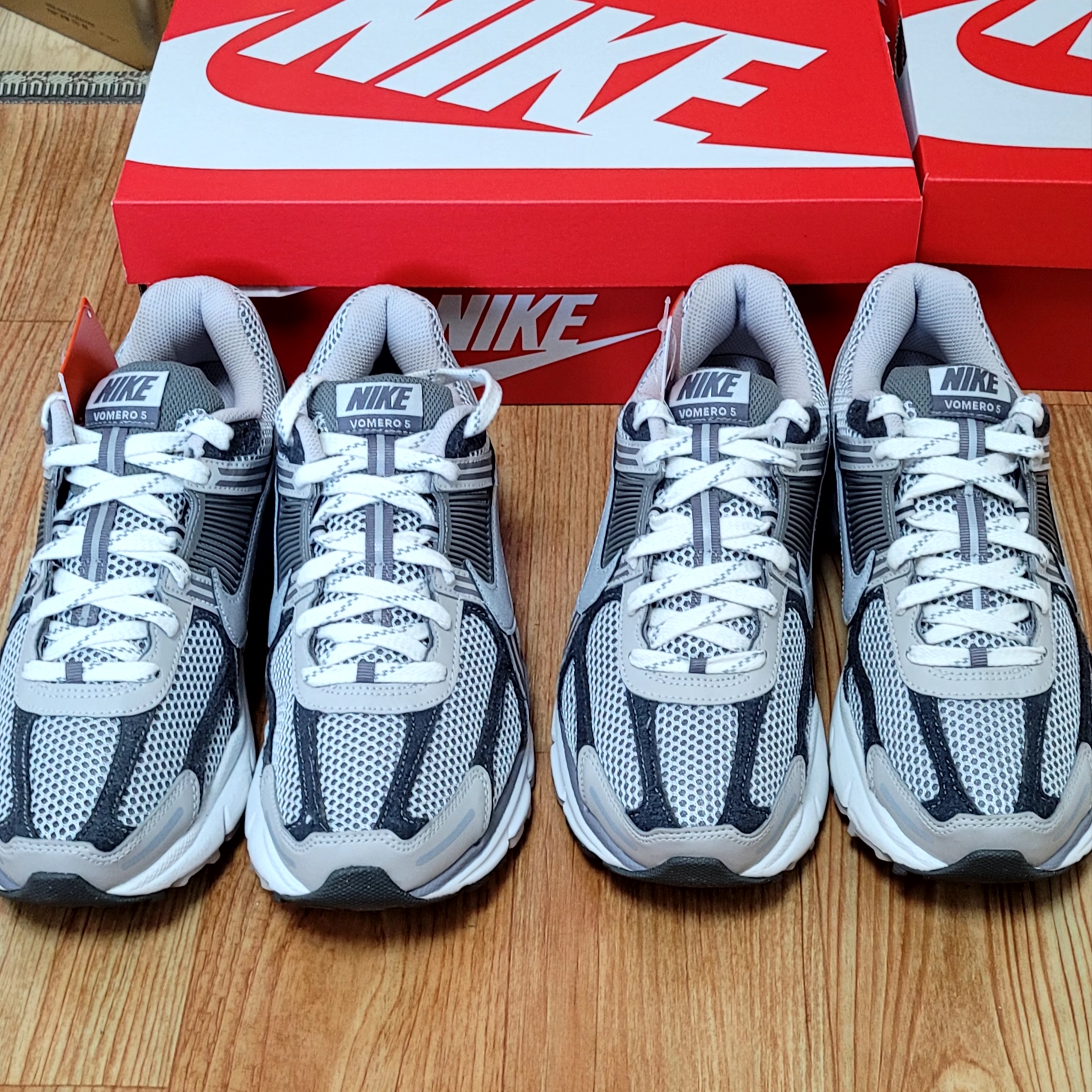 Nike Zoom Vomero 5 PRM Light Iron Ore and Flat Fewter 착용 스타일 - 2