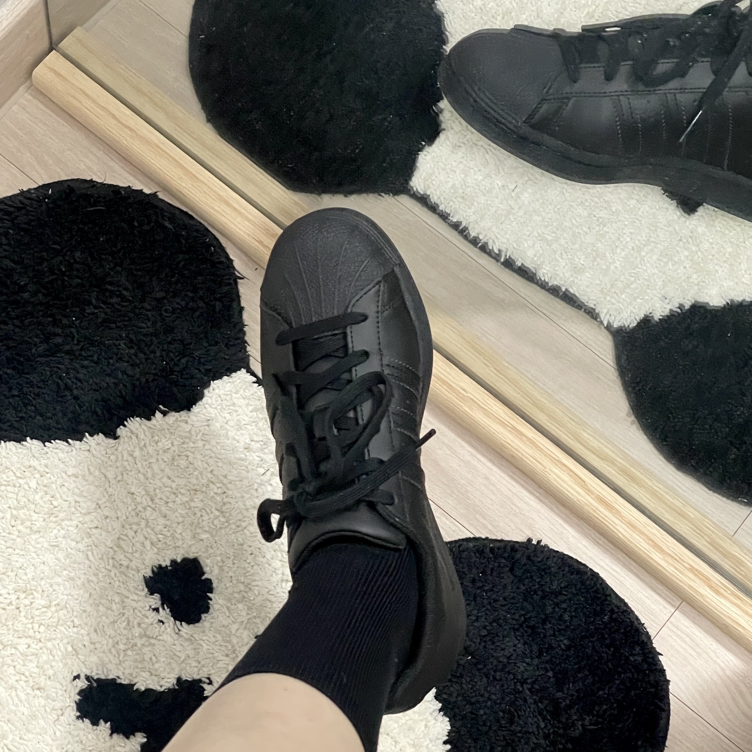 Adidas Superstar Triple Black 착용 스타일