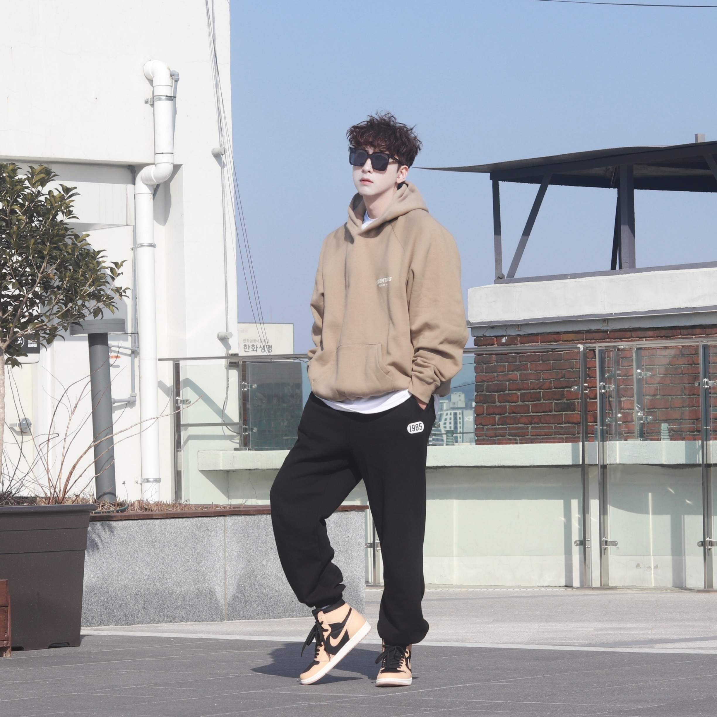 Essentials Hoodie Oak - 22SS, Jordan 1 Retro High OG Vachetta Tan 착용 스타일 - 4