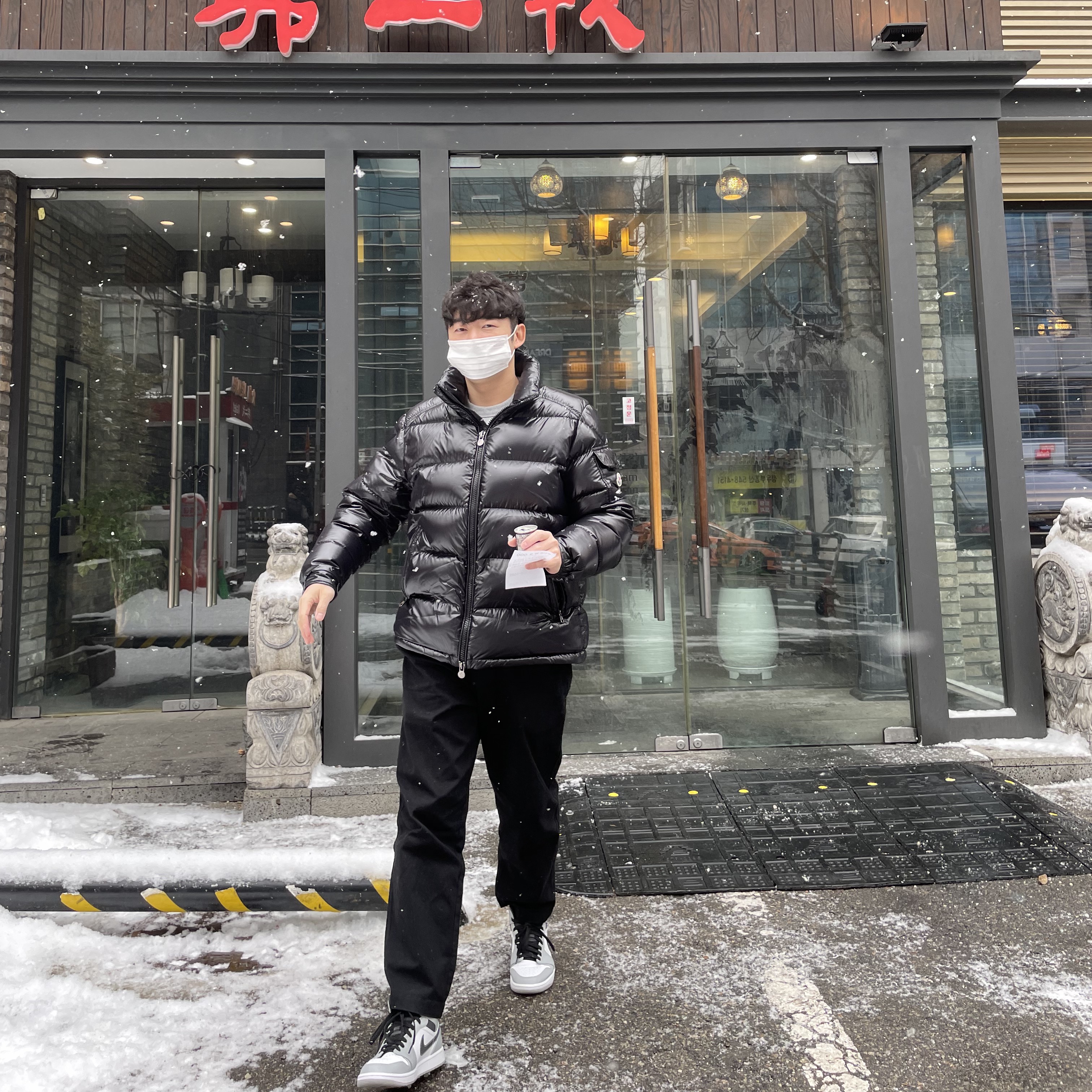 Jordan 1 Mid Light Smoke Grey Anthracite, Moncler Maya Short Down Jacket Black - 22FW 착용 스타일