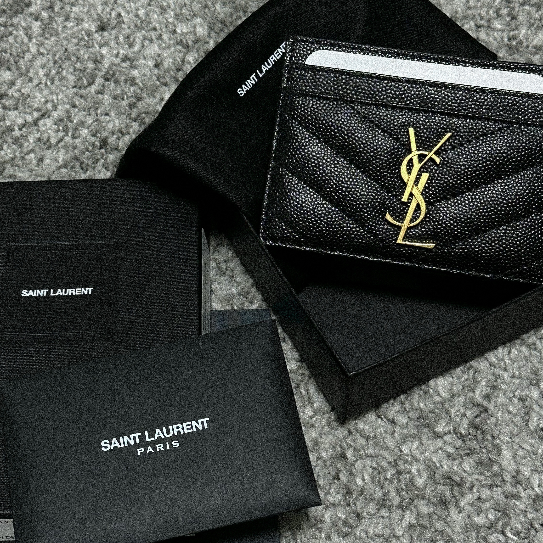 Saint Laurent Cassandre Matelasse Card Case in Grain De Poudre Embossed Leather Black 착용 스타일