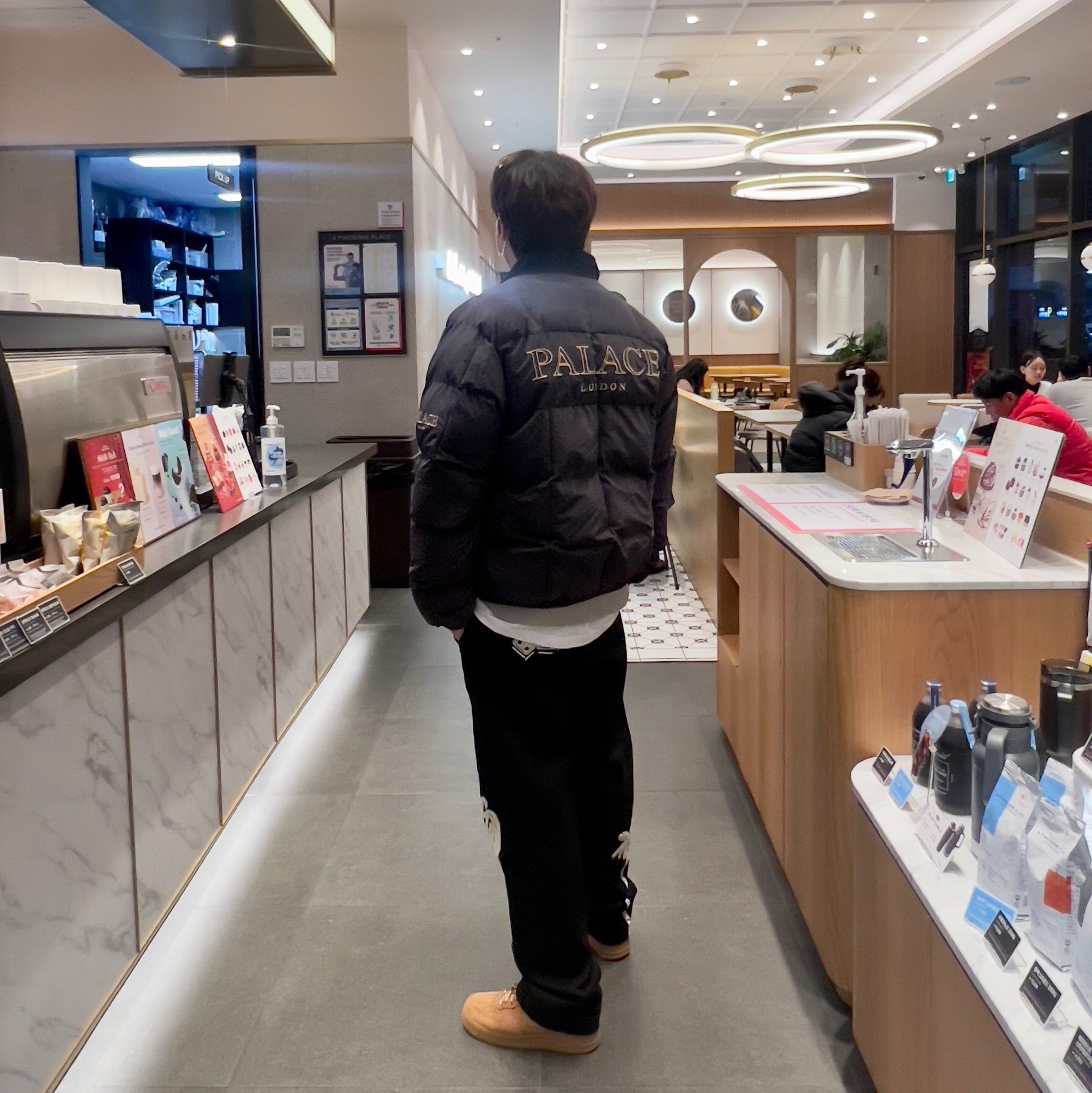 Palace Puff Dadda Jacket Black - 20FW, Stussy Noma Icon Beach Pants Washed Black 착용 스타일 - 1