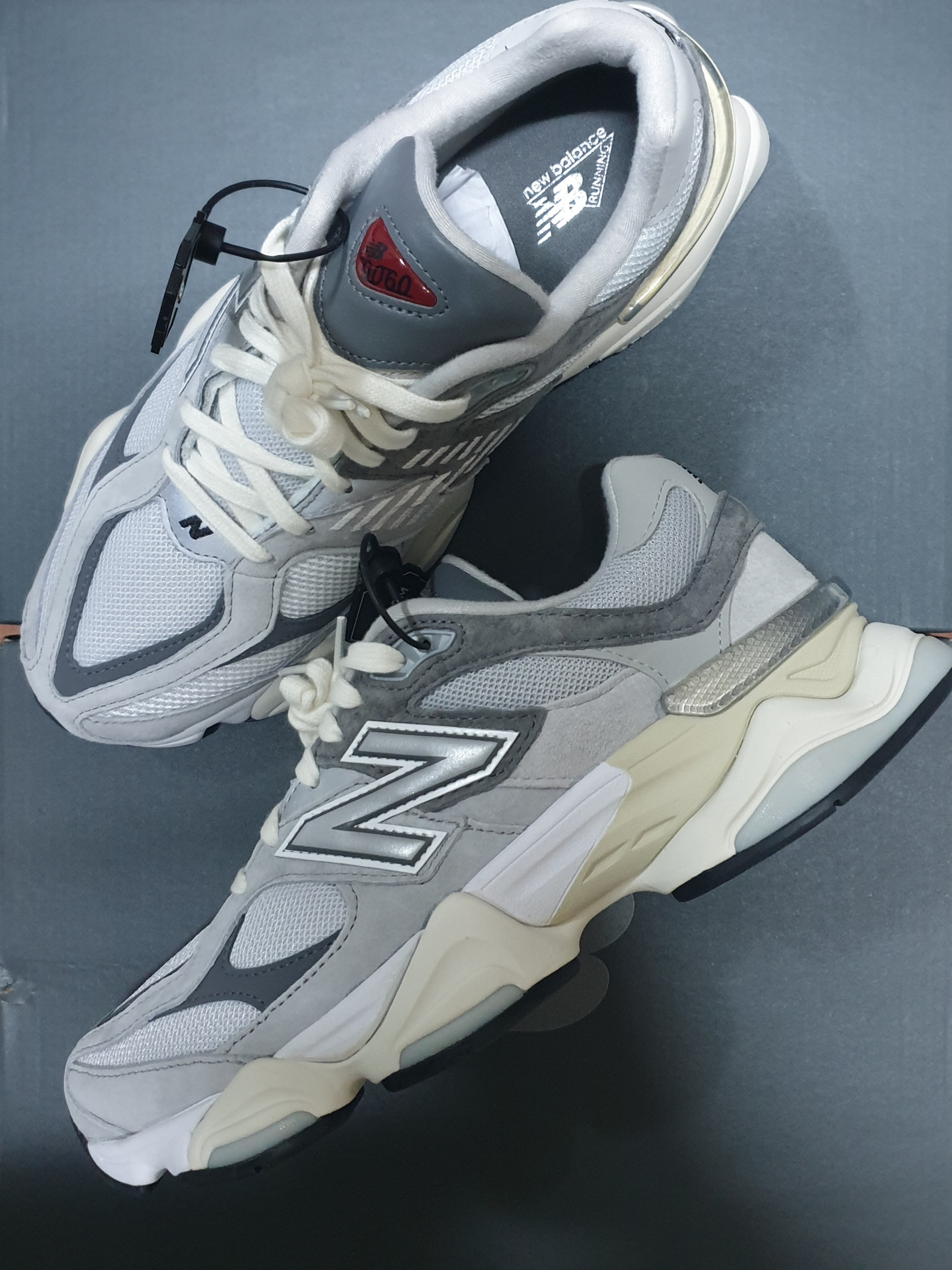New Balance 9060 Rain Cloud Castlerock 착용 스타일