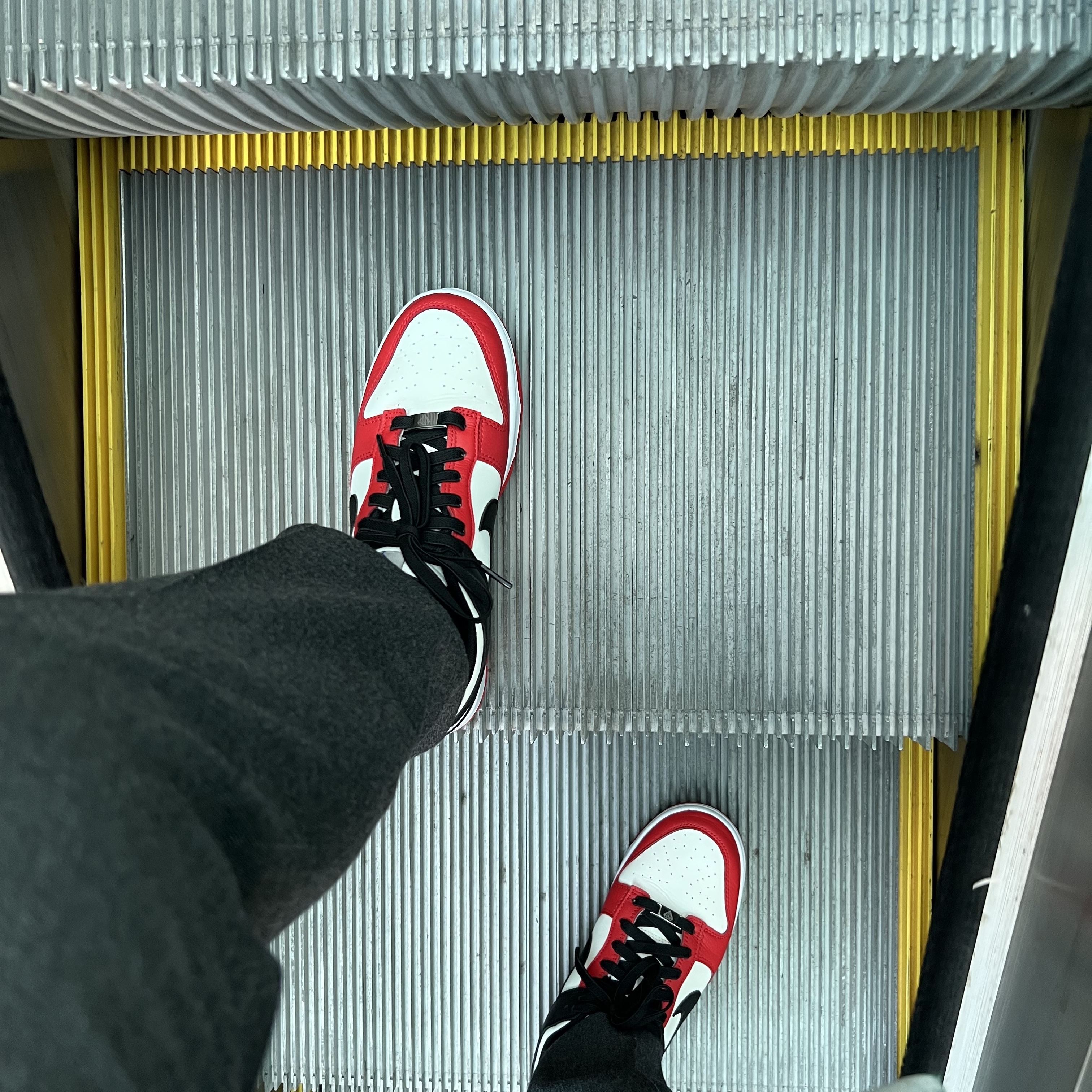 Nike x NBA Dunk Low Retro EMB Black and Chile Red 착용 스타일