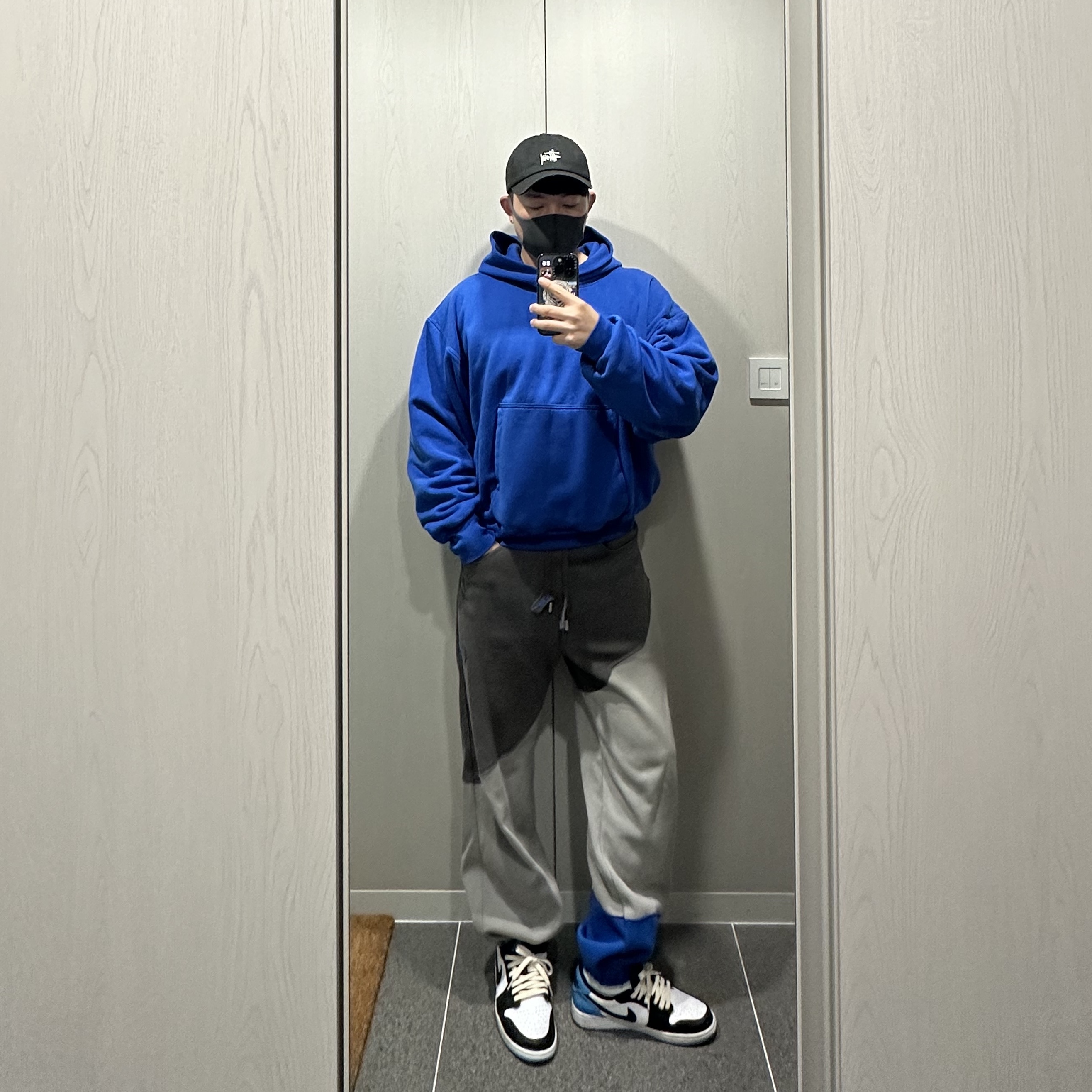 Yeezy Gap Hoodie Blue, Zara x Ader Error Patch Jogger Pants Dark Anthracite Grey 착용 스타일