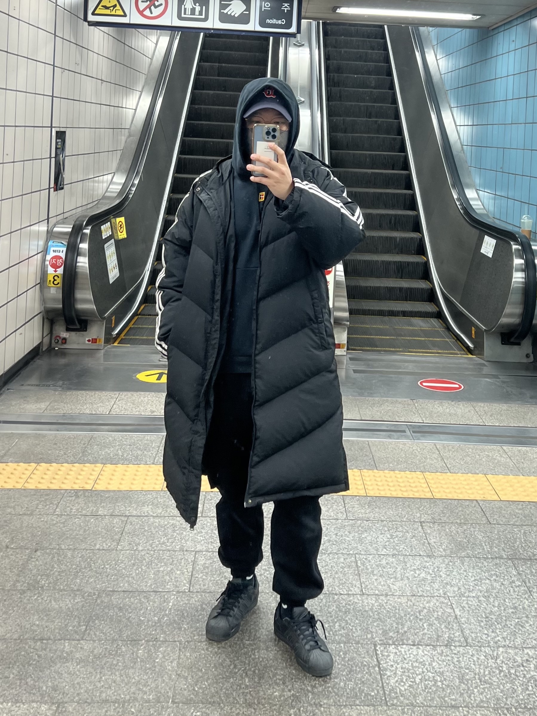 Adidas Superstar Triple Black 착용 스타일