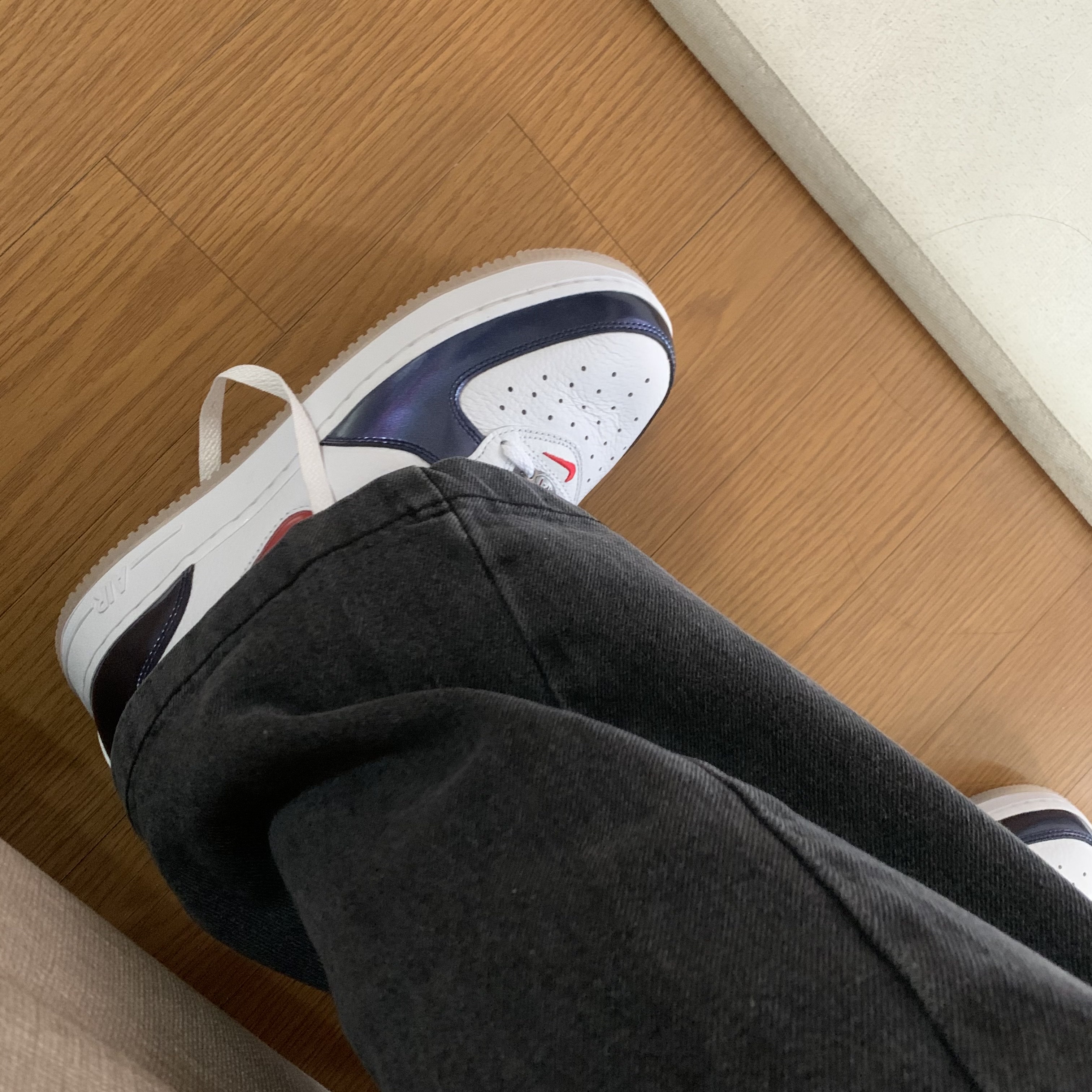 Nike Air Force 1 Mid QS University Red and Midnight Navy 착용 스타일 - 1