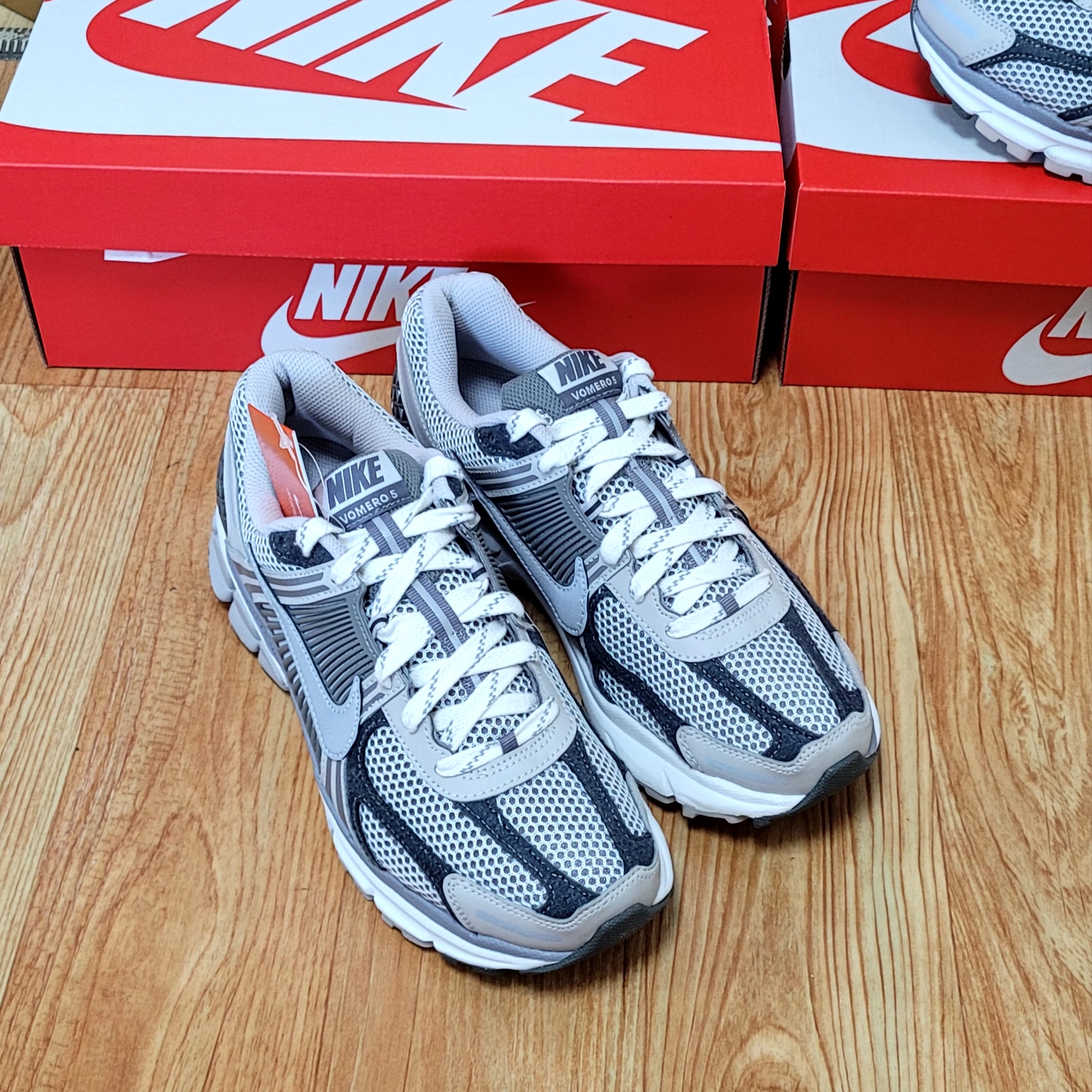 Nike Zoom Vomero 5 PRM Light Iron Ore and Flat Fewter 착용 스타일 - 1