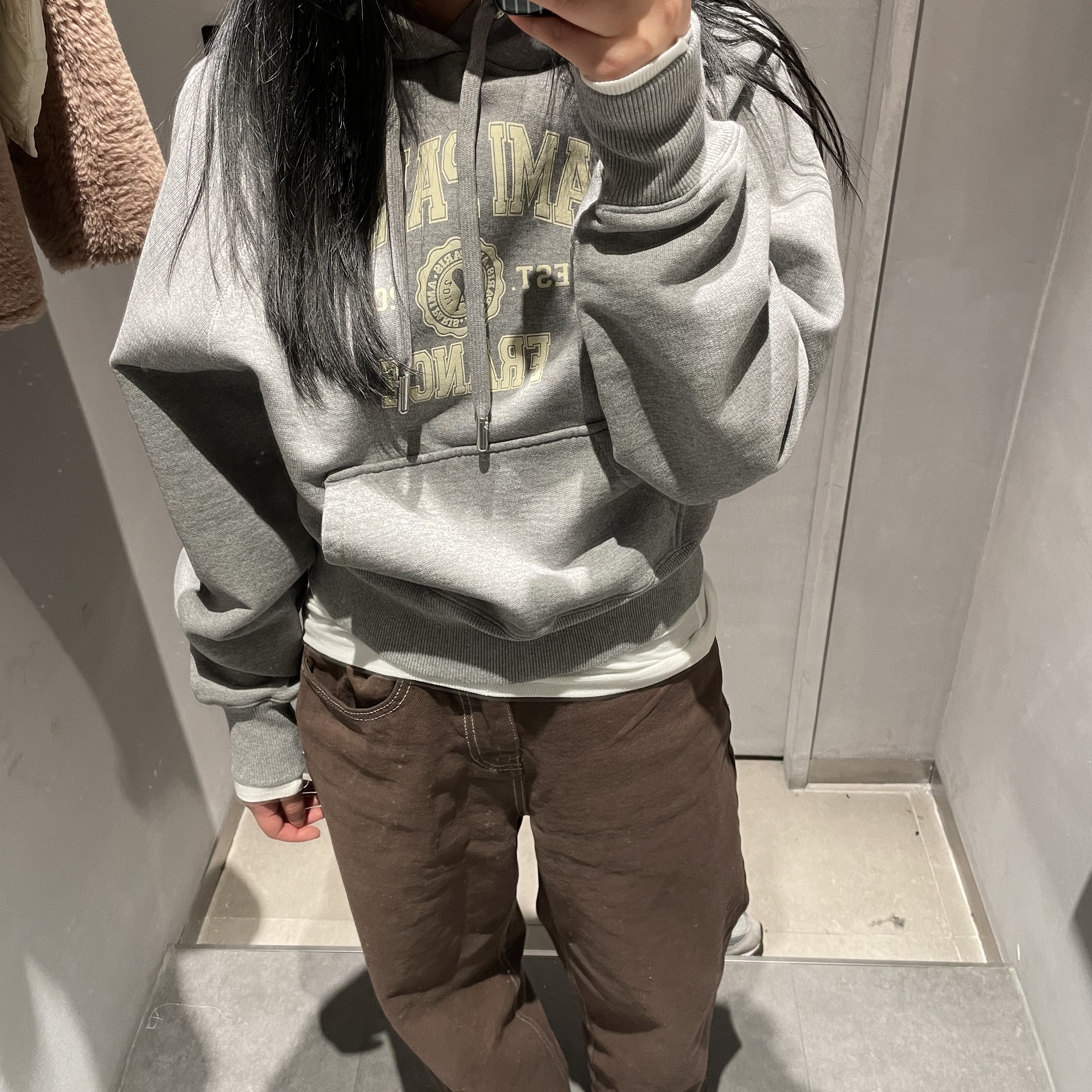 AMI Paris France Hood Sweatshirt Heather Grey 착용 스타일 - 2