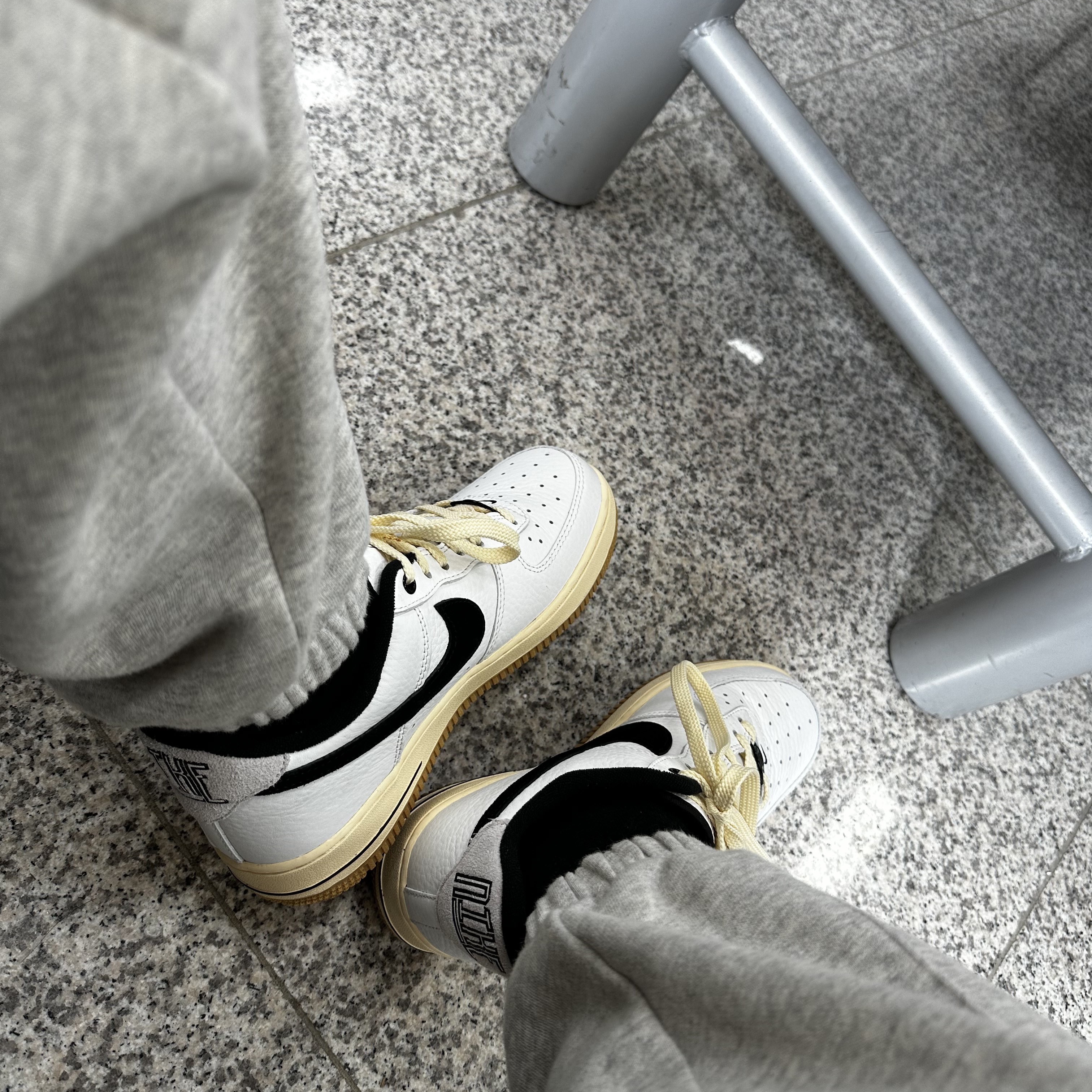 (W) Nike Air Force 1 '07 LX Black and Summit White 착용 스타일