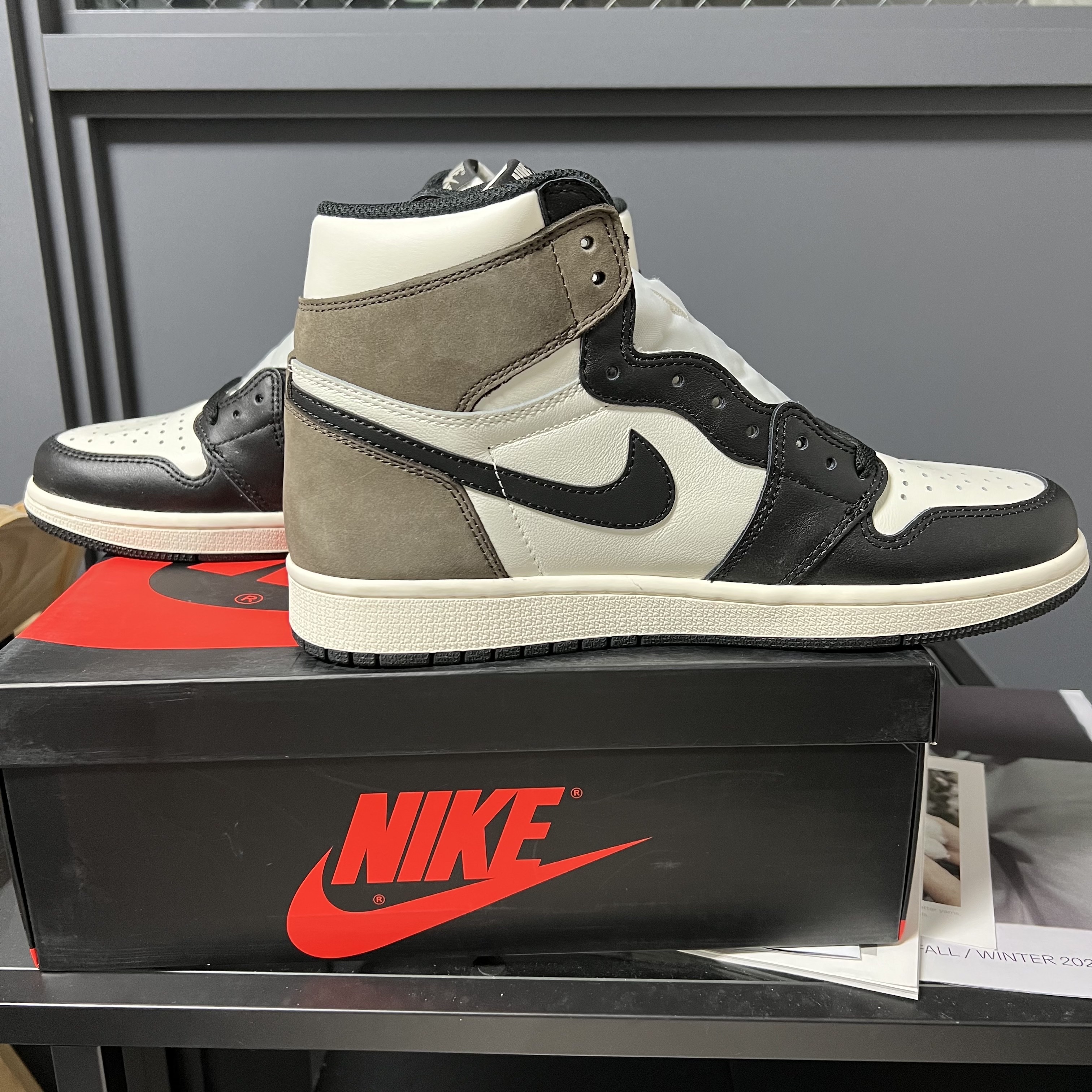 Jordan 1 Retro High OG Black Mocha 착용 스타일 - 1