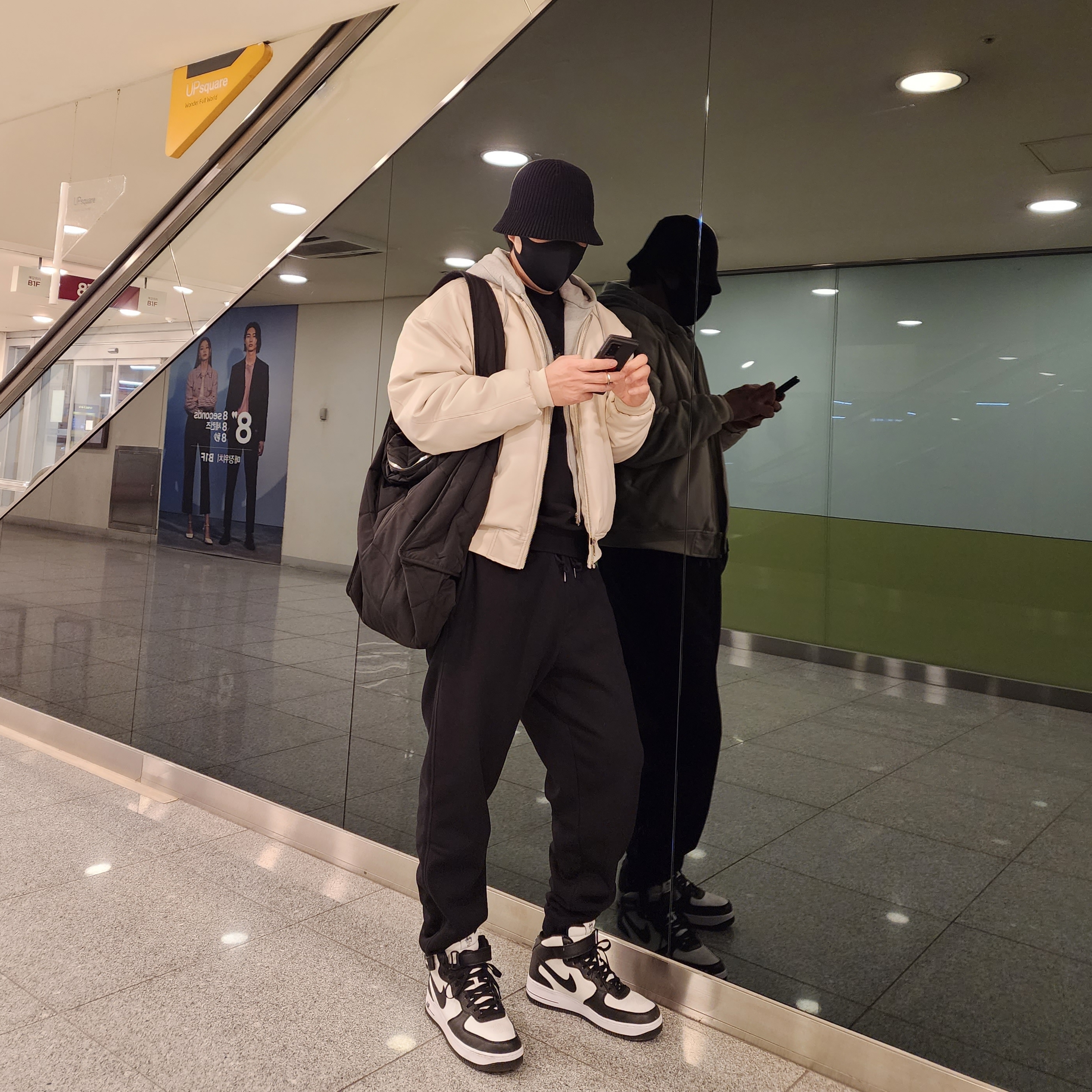COS Diamond Quilted Oversized Shoulder Bag Black, Nike x Stussy Air Force 1 '07 Mid SP Black and Light Bone 착용 스타일