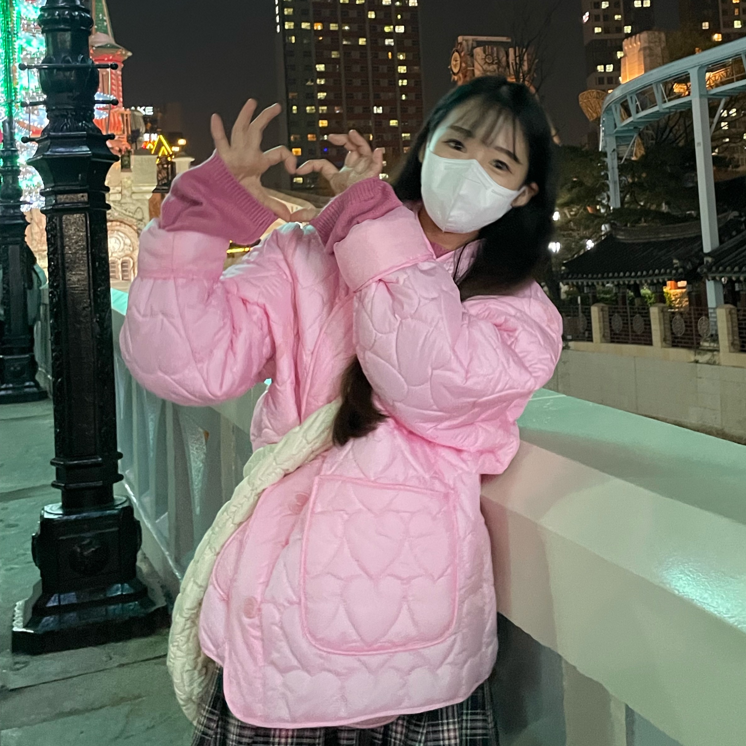 COS Quilted Oversized Shoulder Bag Off White Light Beige 착용 스타일 - 1